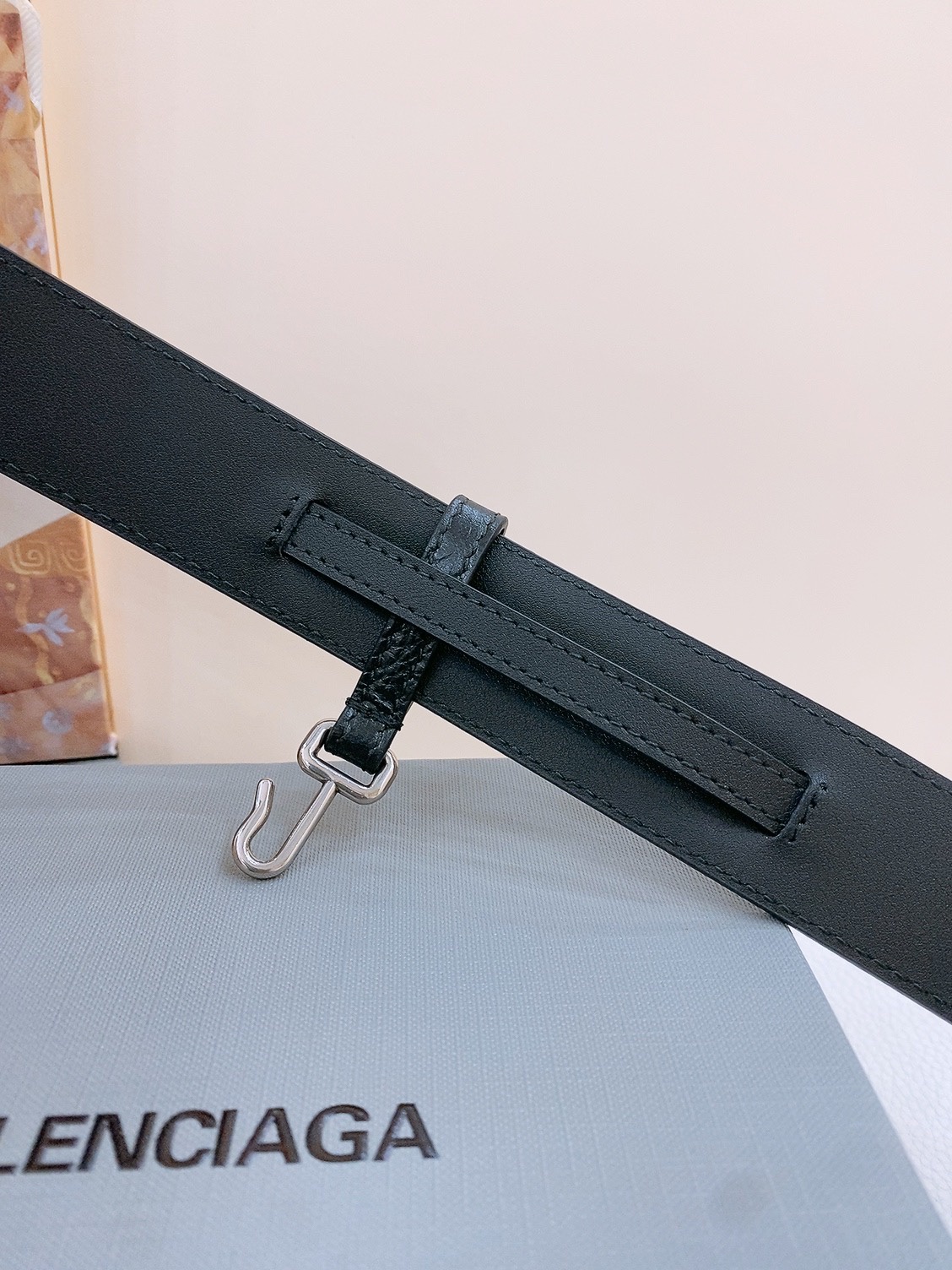 - Balenciaga
巴黎世家 宽度3.5cm 是法国的奢侈品牌，作为时尚界最具影响力品牌之一的地位