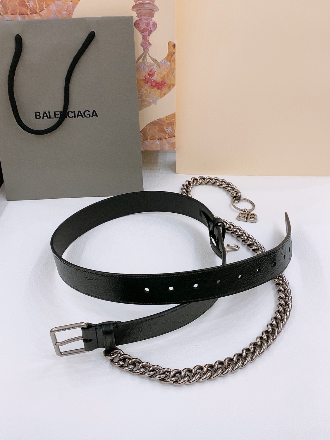 - Balenciaga
巴黎世家 宽度3.5cm 是法国的奢侈品牌，作为时尚界最具影响力品牌之一的地位