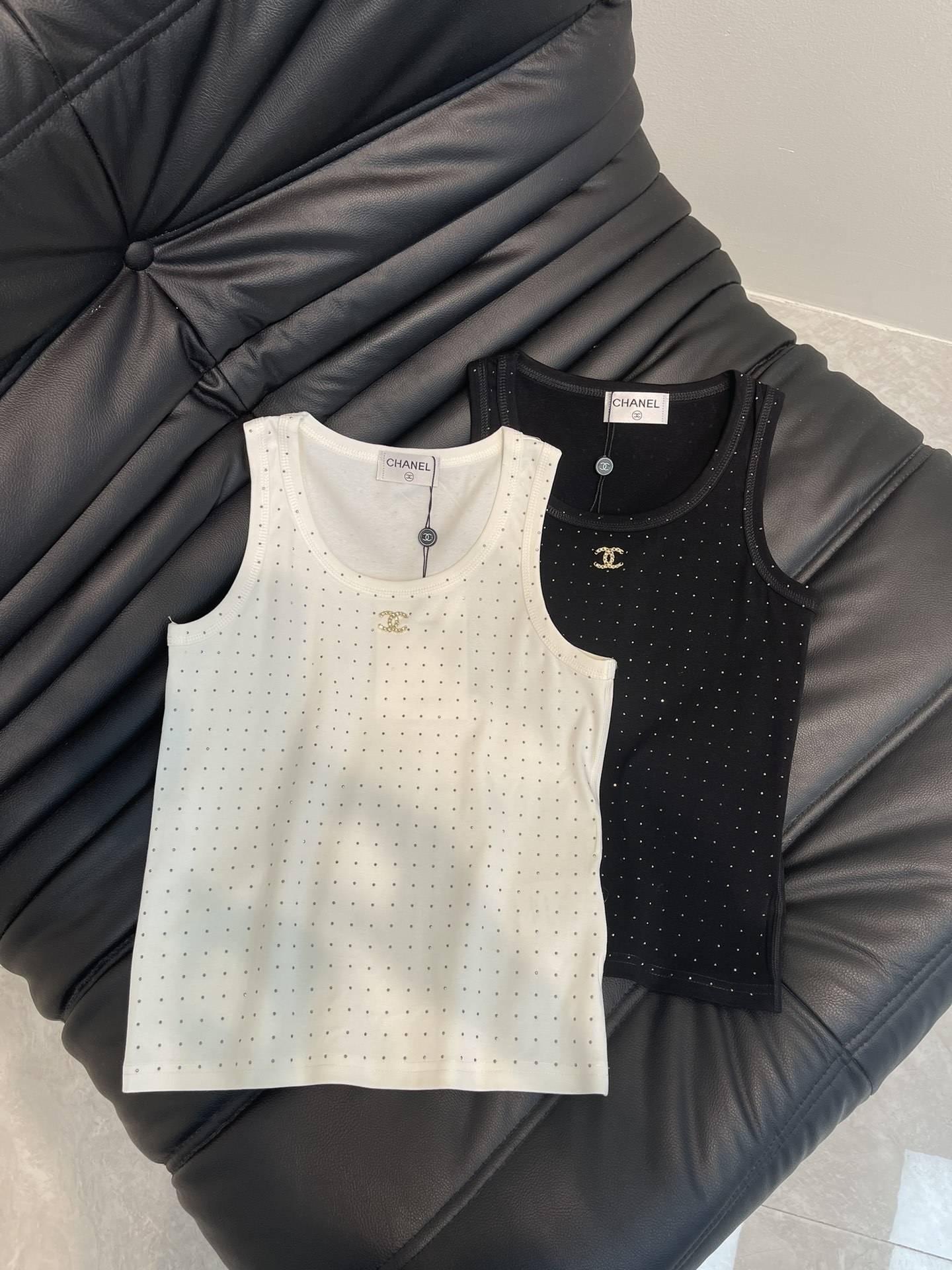 NO:330097,Chane*25 spring and summer new small fragrance full diamond vest, heavy industry diamond hot technology, a must-have for people, the upper body is easy to make you look slim, full of texture, bright and eye-catching, the upper body is gentle and white, the style is versatile and not picky, and it can be worn alone in one wear SML, chanel, alexander wang19860909Chane*25春夏新款小香满钻背心 重工烫钻工艺 人手必备 上身轻松显瘦 质感满满 亮眼吸睛 上身温柔又显白 版型百搭不挑人 内搭单穿都可 SML,,chanel,alexander wang,Women's clothing