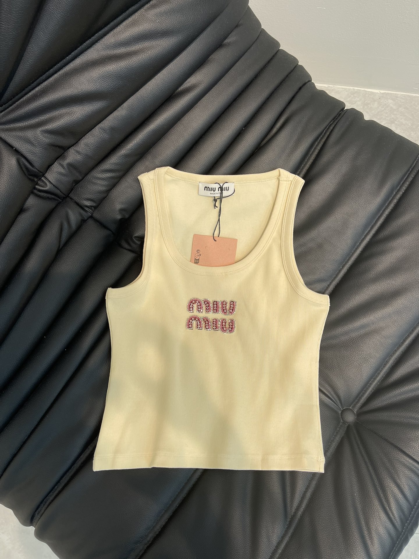 NO:330091,Miumi*25 new pink rhinestone letter logo vest, slim fit, the upper body is very age-reducing girl, improves temperament in one second, three-dimensional nail diamond letter logo on the chest, simple and fashionable, a classic item that will not be outdated, the details and texture are very good, the waist-hugging and close-fitting inner wear is beautiful, SML, miumiu, alexander wang19860909Miumi*25新款粉色水钻字母logo背心 修身版型 上身非常减龄少女 一秒提升气质 胸前立体钉钻字母标识logo 简约不失时髦 属于不会过时的经典单品 细节质感都很赞 收腰贴身内搭单穿都好看SML,,miumiu,alexander wang,Women's clothing