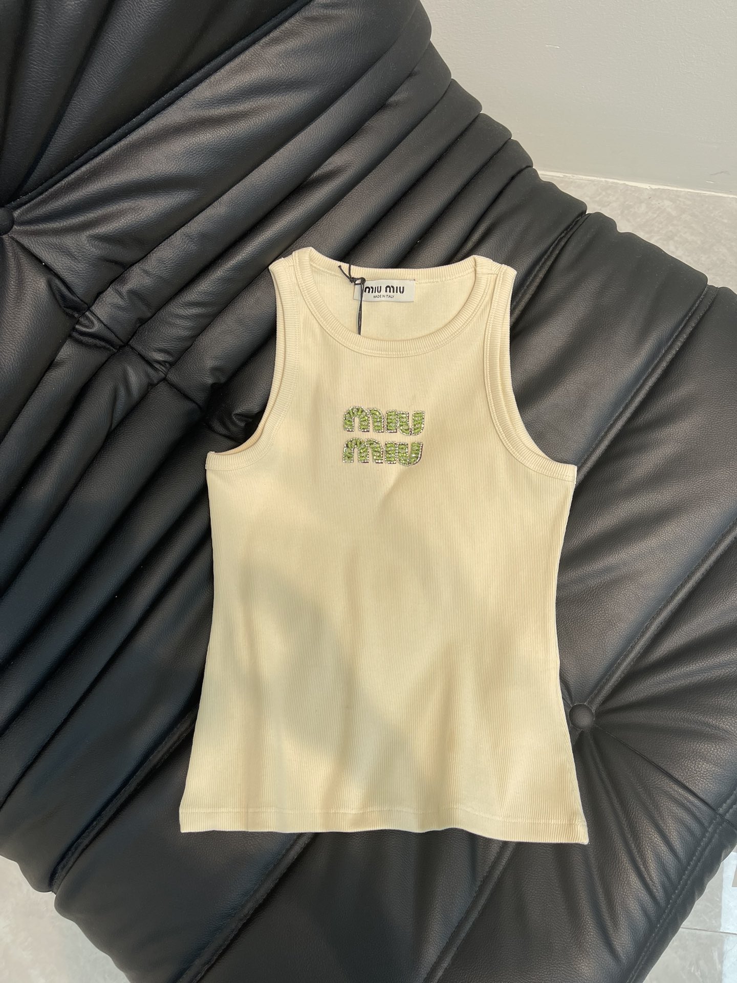 NO:330089,Miumi*25 new sequined diamond logo short-sleeved T-shirt, green is really special, it is absolutely right to choose it for niche taste, very fresh beads   diamonds, patterned vests and figures that show off your figure, or any coat is excellent!  SML, miumiu, jackets & coats, T-shirt,tees, t-shirt,alexander wang19860909Miumi*25新款亮片烫钻Logo短袖T恤,绿色真的很特别 小众品味选它准没错,非常清新的串珠＋烫钻 纹背心又很显身材 或者随便什么外套搭一下都是极好的！SML,,miumiu,jackets & coats,T-shirt,tees，t-shirt,alexander wang,Women's clothing