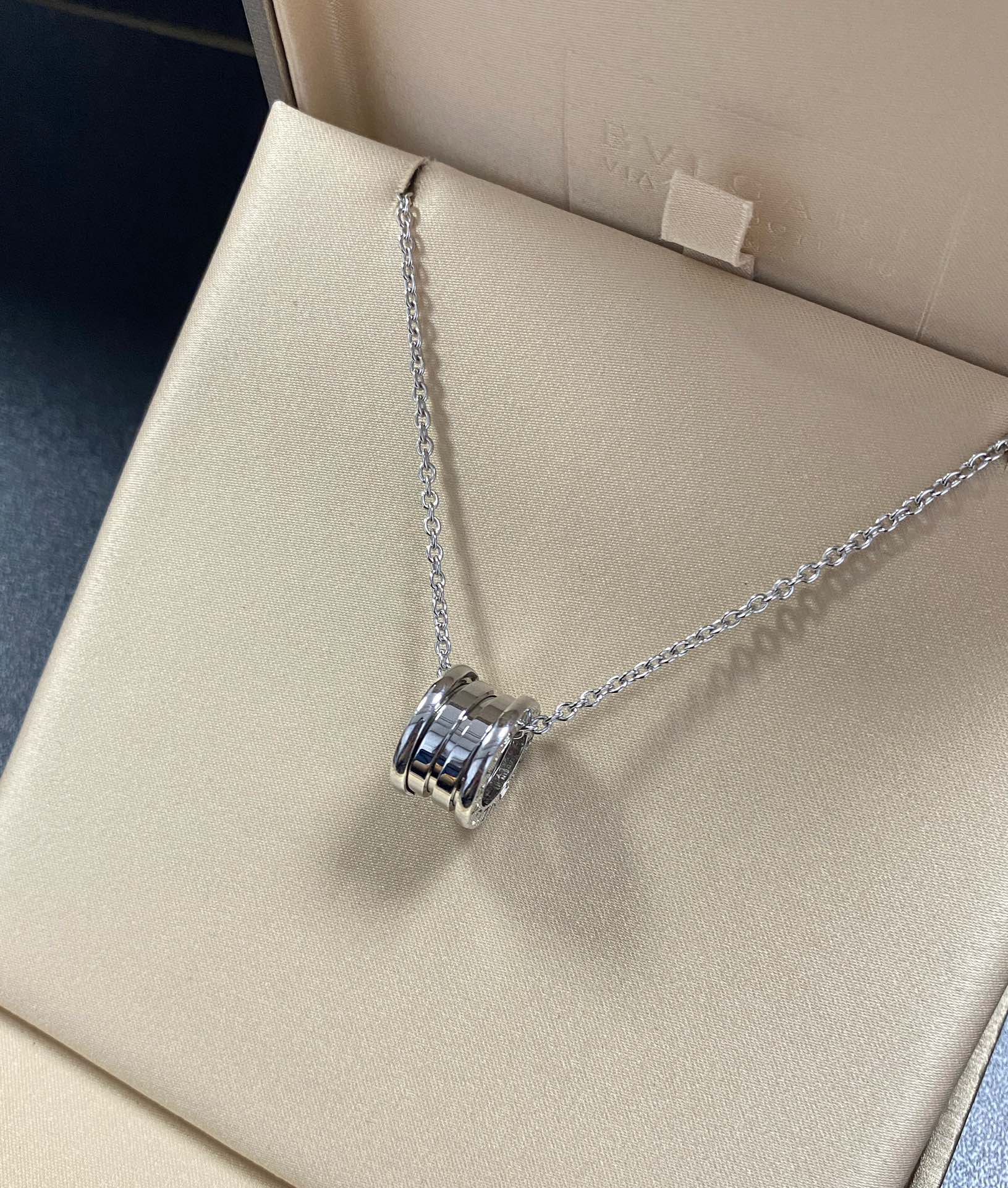 👑BV｜弹簧大号项链🔗
轻盈的金属质感，男女都能驾驭
通勤休闲不在话下🤟🏻精致极简风