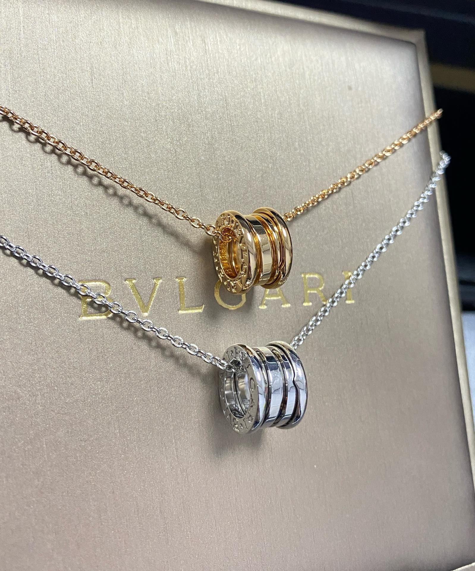 👑BV｜弹簧大号项链🔗
轻盈的金属质感，男女都能驾驭
通勤休闲不在话下🤟🏻精致极简风