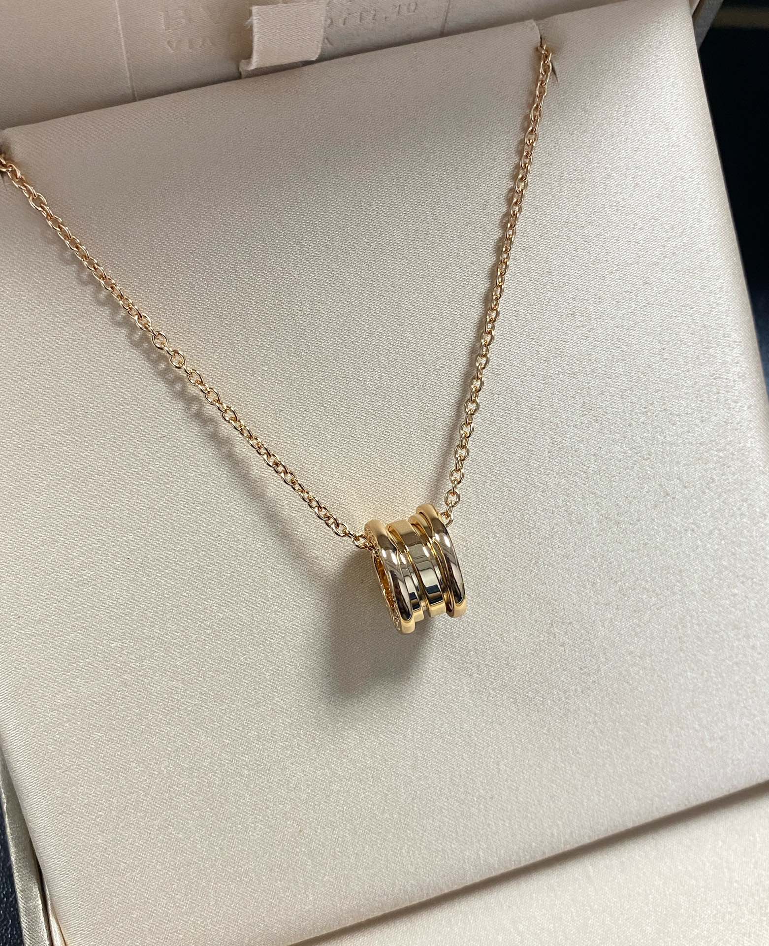 👑BV｜弹簧大号项链🔗
轻盈的金属质感，男女都能驾驭
通勤休闲不在话下🤟🏻精致极简风
