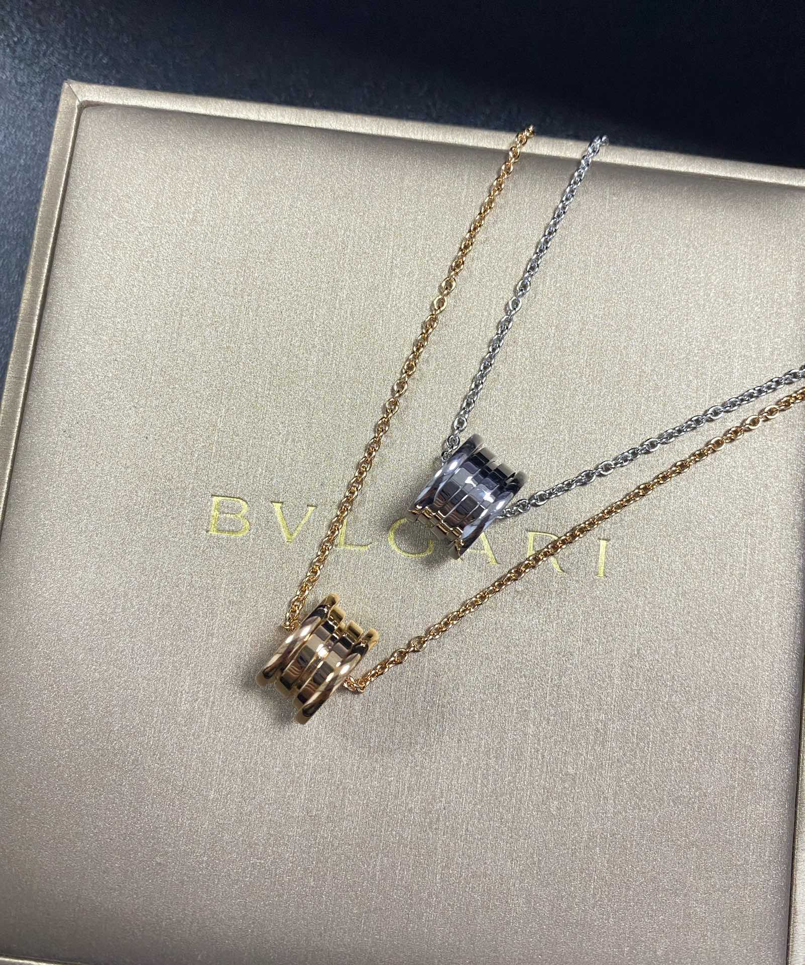 👑BV｜弹簧大号项链🔗
轻盈的金属质感，男女都能驾驭
通勤休闲不在话下🤟🏻精致极简风