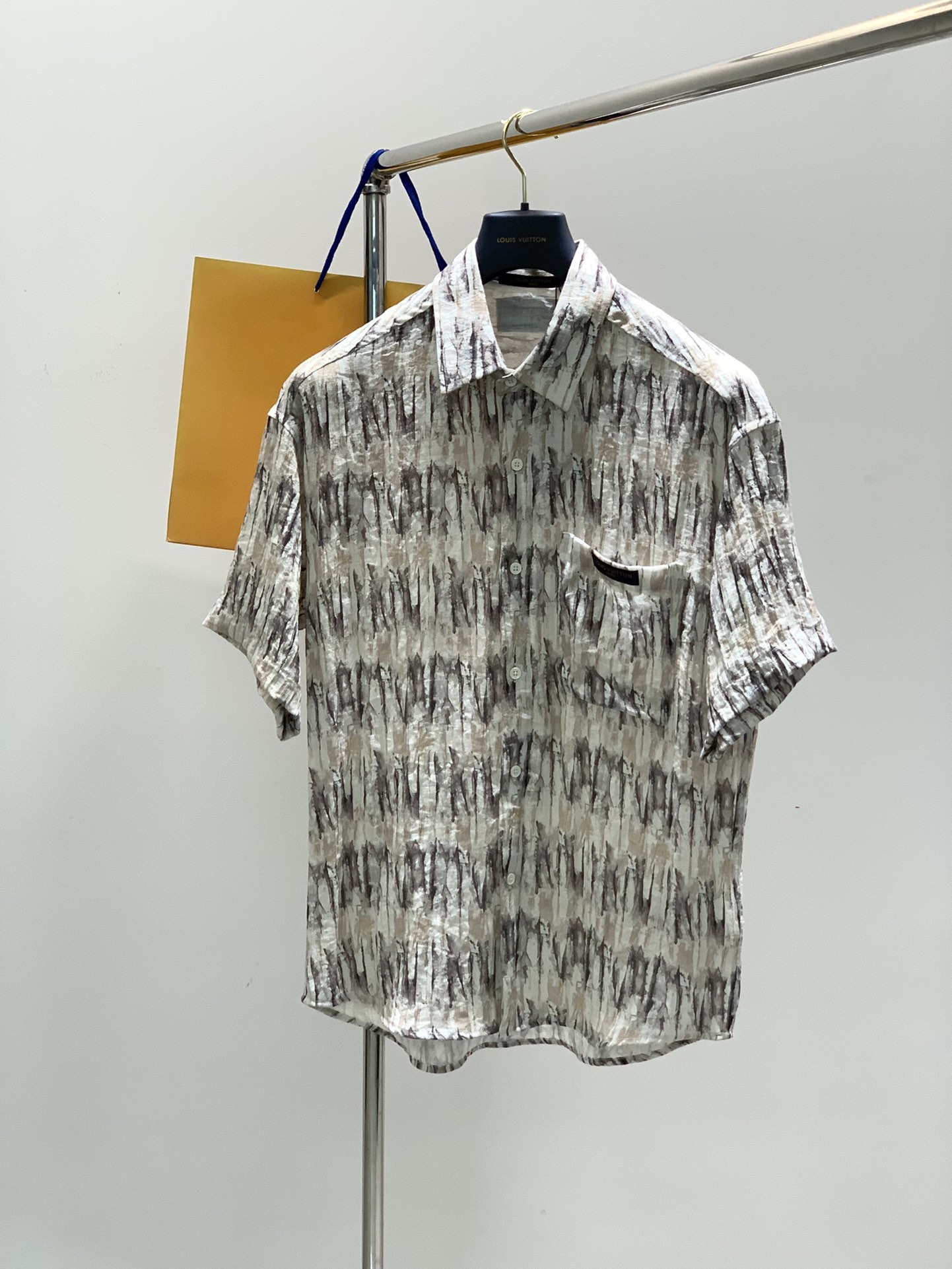 NO:413899,,LouisVuitton, the latest model for summer 2025, available at the counter at the same time, original singles, fashionable and casual short-sleeved shirt, very distinctive on the upper body!  Eye-catching and highlighted, imported original fabric, top-grade embroidery craft letter pattern decorative logo, simple but not lacking in fashion, classic and atmospheric, comfortable and breathable, handsome and stylish on the upper body, code M-2XL, louis vuitton, louis vuitton,shirts,T-shirt,alexander wang19860909,LouisVuitton 路易威登,2025夏季最新款,专柜同步有售,原单狠货,时尚休闲短袖衬衫,上身很有特点！吸睛而有亮点,进口原版面料,顶级刺绣工艺字母图案装饰Logo,简单而不失时尚,经典大气,舒适透气,上身帅气有型,码数M-2XL,,louis vuitton,louis vuitton,shirts,T-shirt,alexander wang,Men's clothing