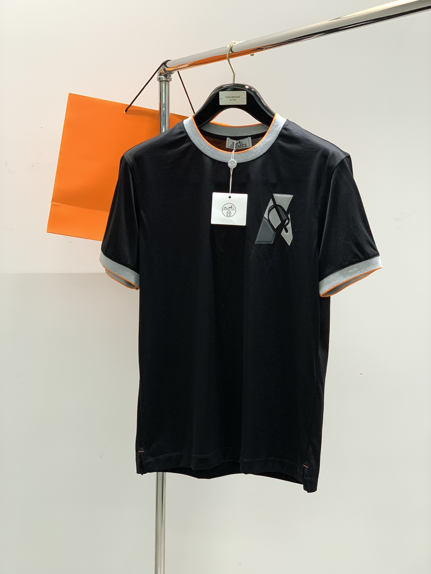 NO:142983,,Hermès Hermès, the latest summer products, special counters are available at the same time, original singles, fashionable and casual round neck short-sleeved T-shirt, customized imported original fabric, comfortable and breathable, top-grade embroidery craft letter pattern decoration logo, top body handsome and stylish, 2 colors recommended, code number M-3XL, hermes, hermes, T-shirt, tees, t-shirt, alexander wang19860909,Hermès 爱马仕,夏季最新品,专柜同步有售,原单狠货,时尚休闲圆领短袖T恤,定制进口原版面料,舒适透气,顶级刺绣工艺字母图案装饰logo, 上身帅气有型,2色推荐,码数M-3XL,,hermes,hermes,T-shirt,tees，t-shirt,alexander wang,Men's clothing