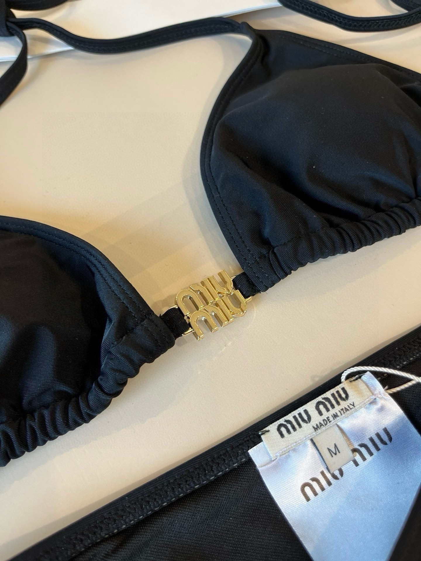 。

miumiu缪缪新款比基尼😍🥰适合多种场景的游泳衣🏊‍♀️海边 游泳池 温泉 水上乐园 漂流都可以