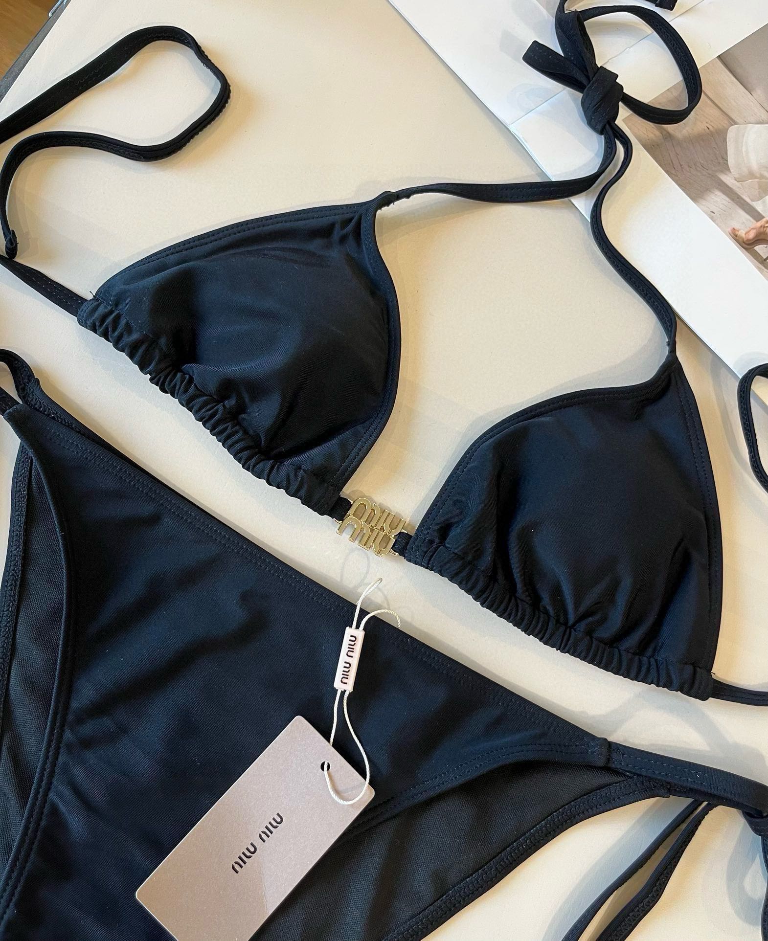 。

miumiu缪缪新款比基尼😍🥰适合多种场景的游泳衣🏊‍♀️海边 游泳池 温泉 水上乐园 漂流都可以