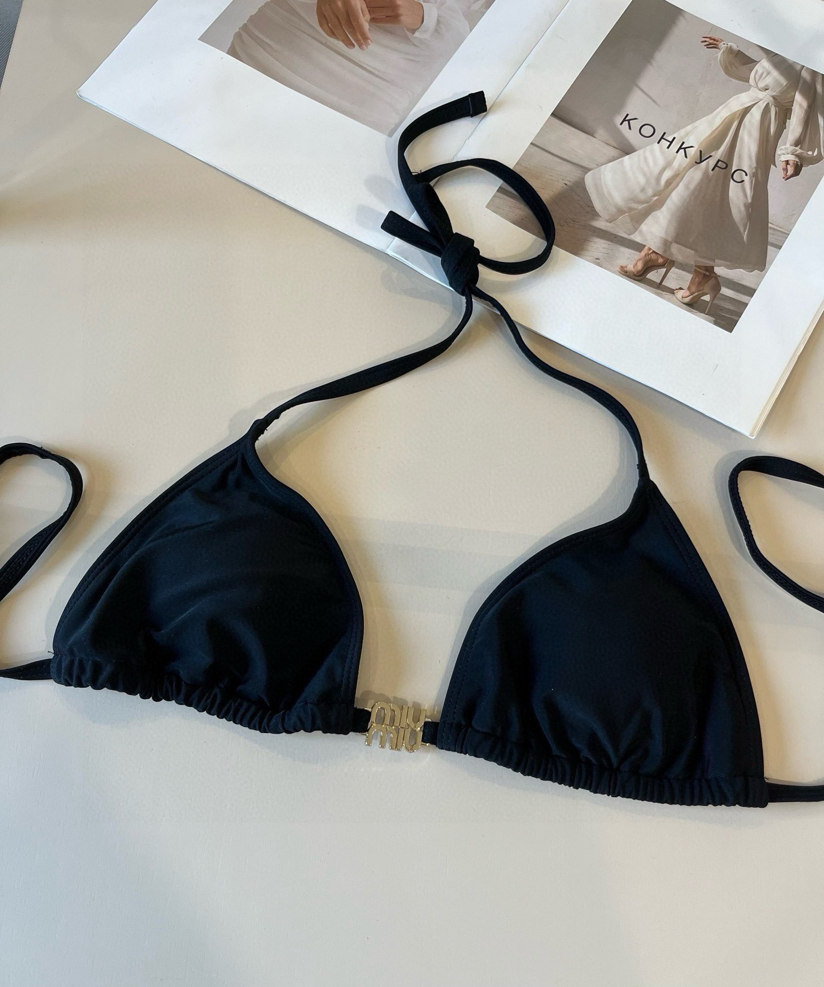 。

miumiu缪缪新款比基尼😍🥰适合多种场景的游泳衣🏊‍♀️海边 游泳池 温泉 水上乐园 漂流都可以