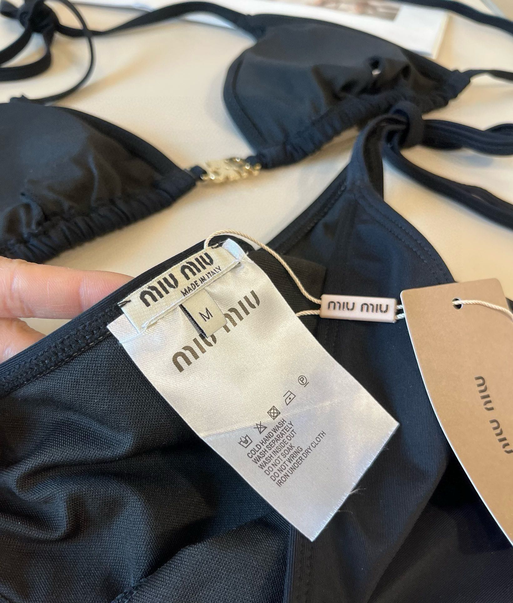。

miumiu缪缪新款比基尼😍🥰适合多种场景的游泳衣🏊‍♀️海边 游泳池 温泉 水上乐园 漂流都可以