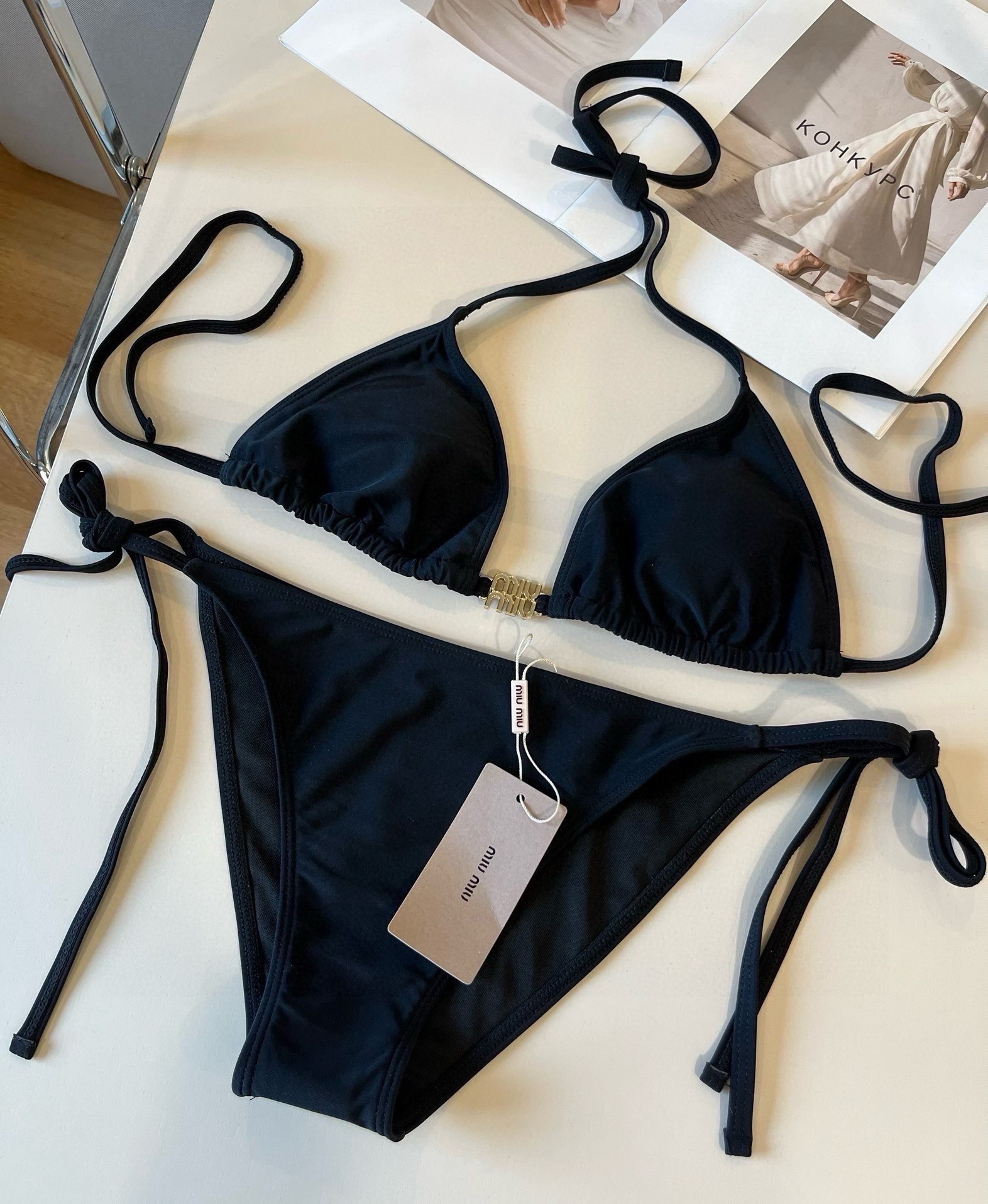 。

miumiu缪缪新款比基尼😍🥰适合多种场景的游泳衣🏊‍♀️海边 游泳池 温泉 水上乐园 漂流都可以