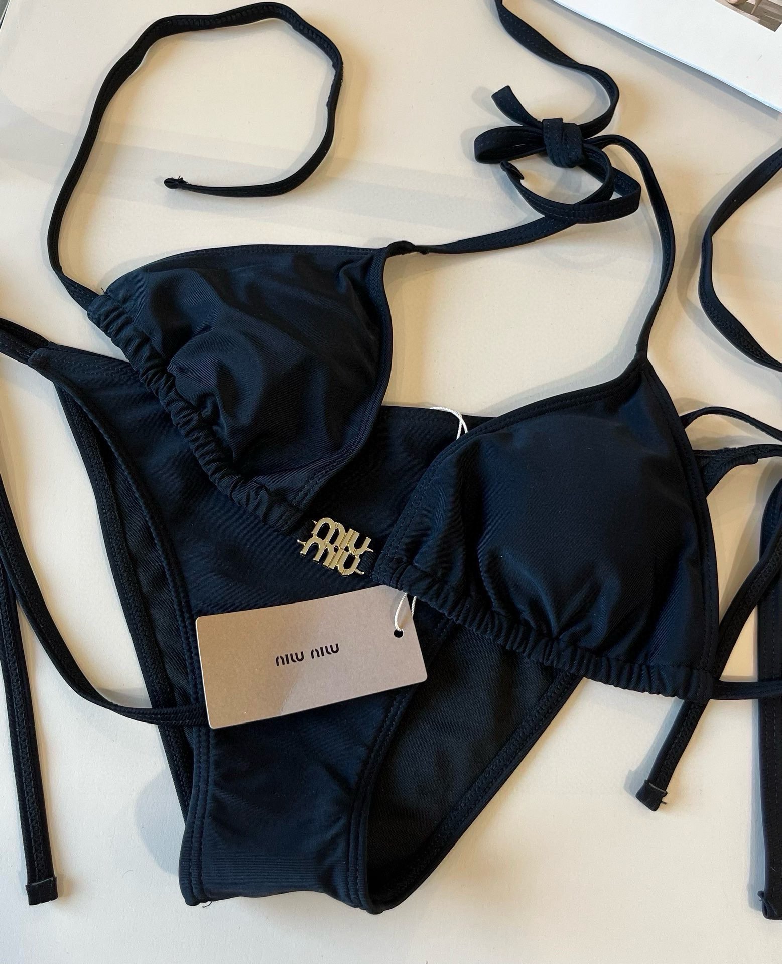 。

miumiu缪缪新款比基尼😍🥰适合多种场景的游泳衣🏊‍♀️海边 游泳池 温泉 水上乐园 漂流都可以