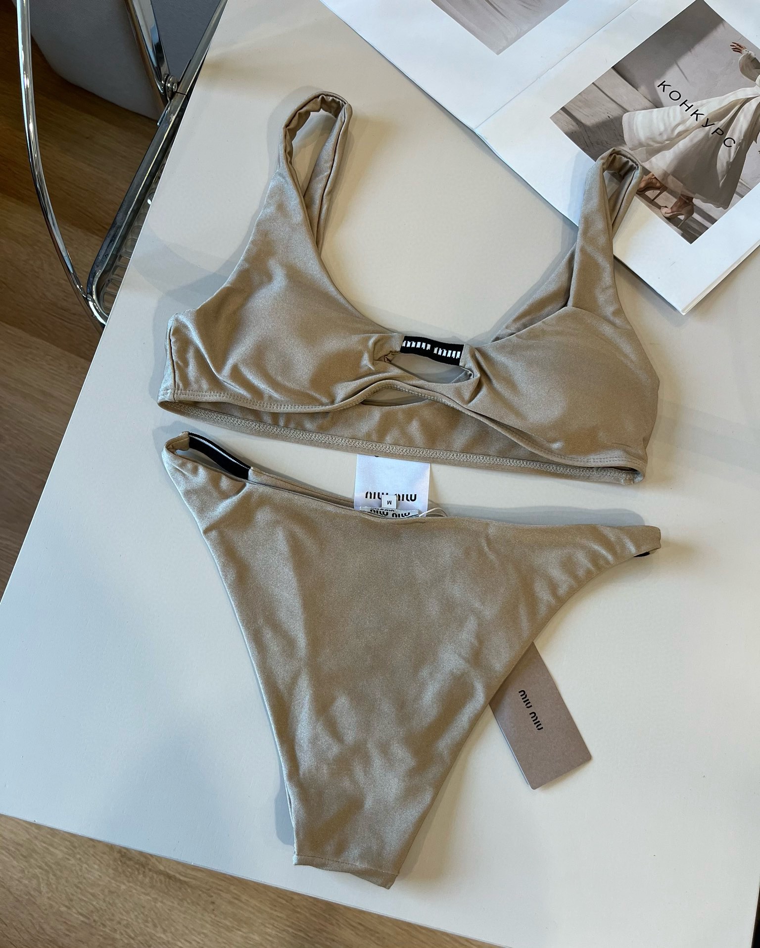 。
miumiu缪缪新款比基尼😍🥰适合多种场景的游泳衣🏊‍♀️海边 游泳池 温泉 水上乐园 漂流都可以😌