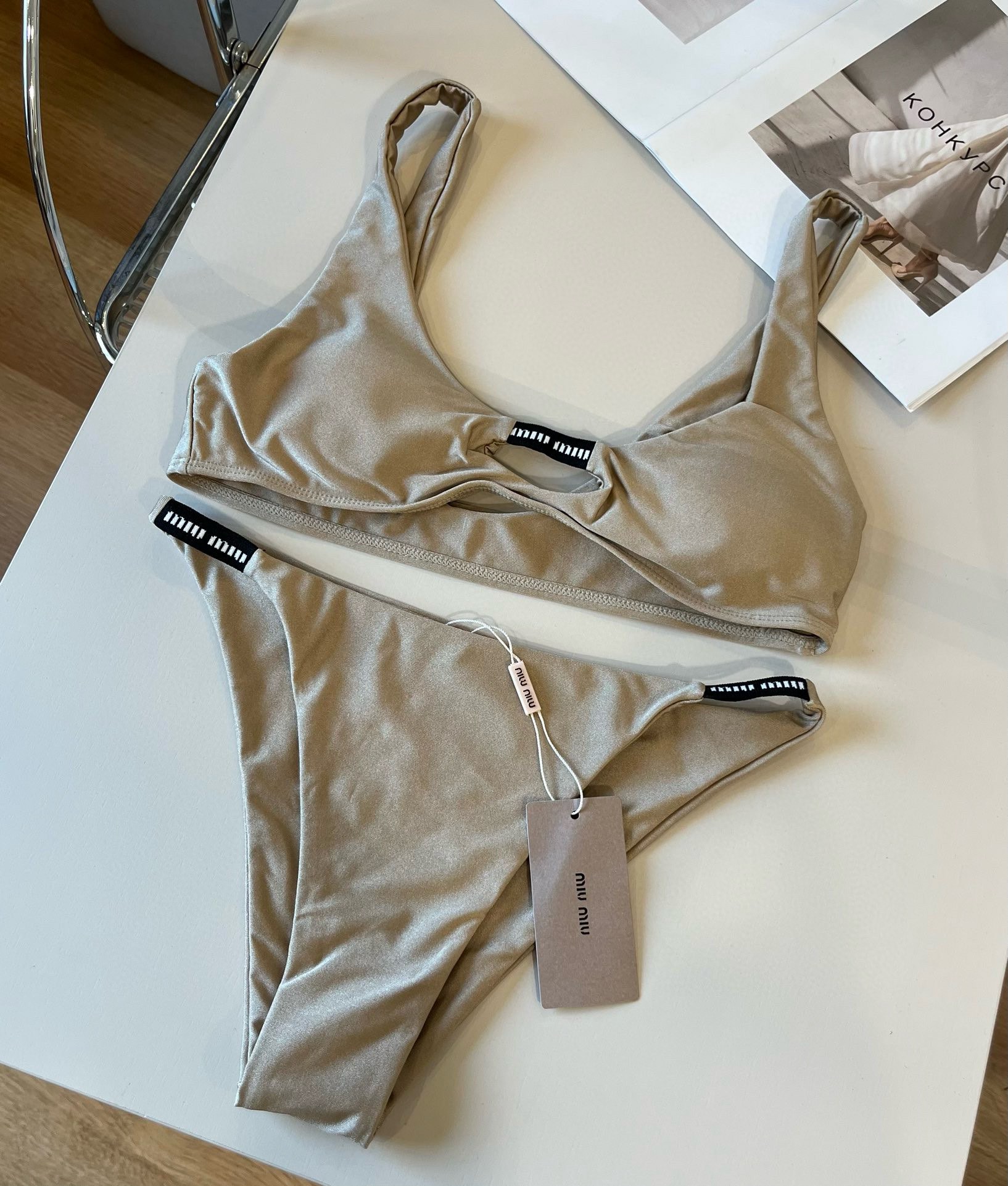 。
miumiu缪缪新款比基尼😍🥰适合多种场景的游泳衣🏊‍♀️海边 游泳池 温泉 水上乐园 漂流都可以😌