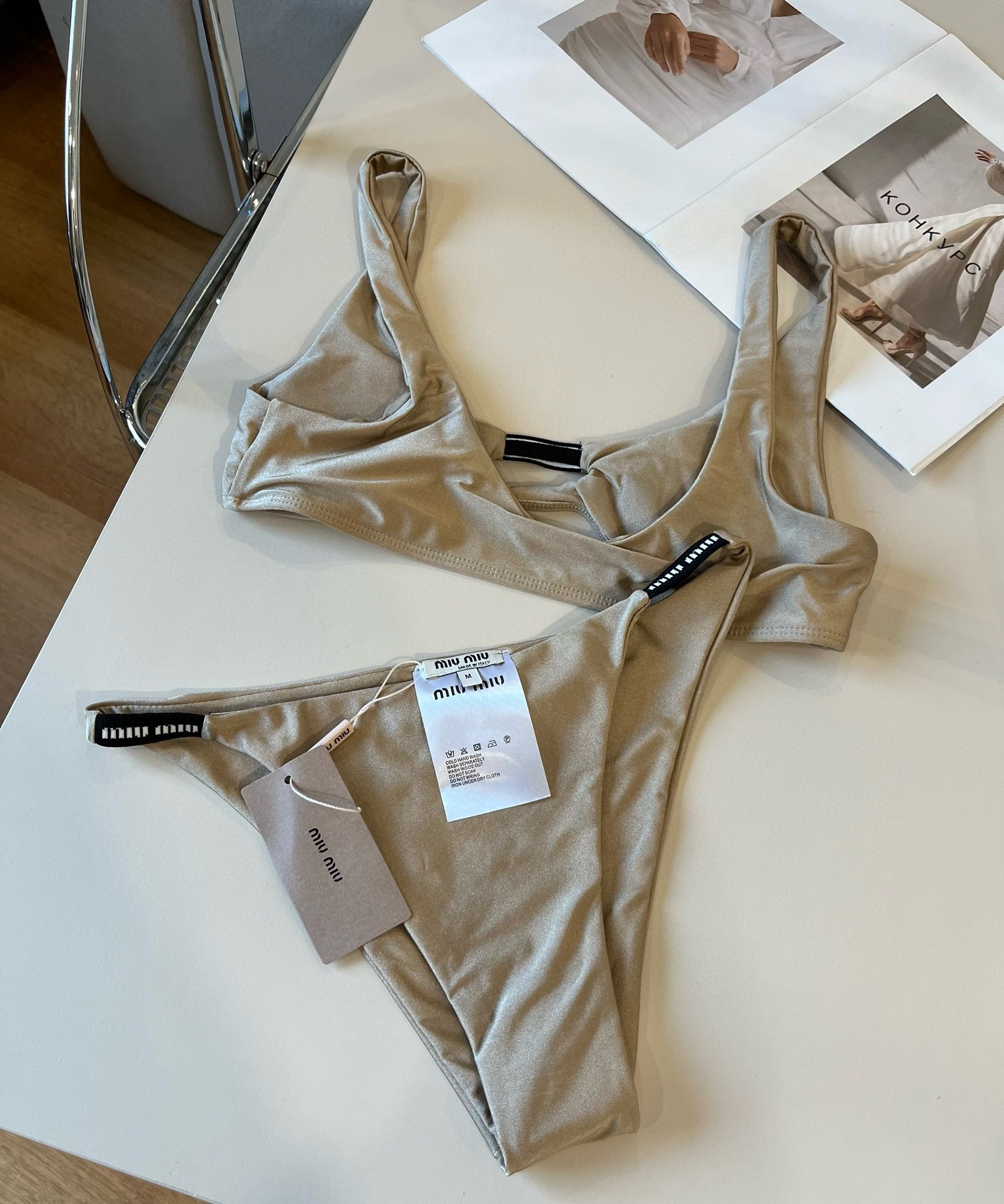 。
miumiu缪缪新款比基尼😍🥰适合多种场景的游泳衣🏊‍♀️海边 游泳池 温泉 水上乐园 漂流都可以😌