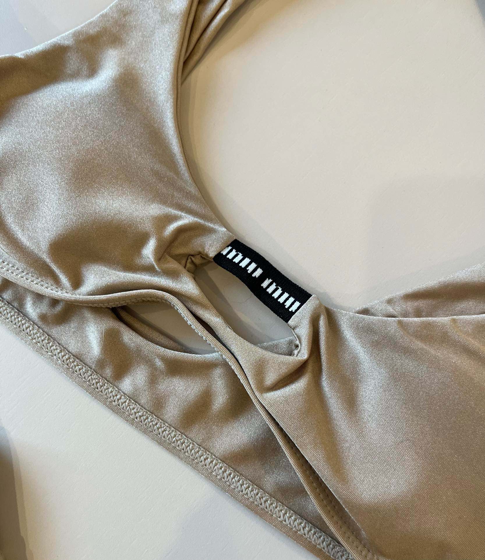 。
miumiu缪缪新款比基尼😍🥰适合多种场景的游泳衣🏊‍♀️海边 游泳池 温泉 水上乐园 漂流都可以😌