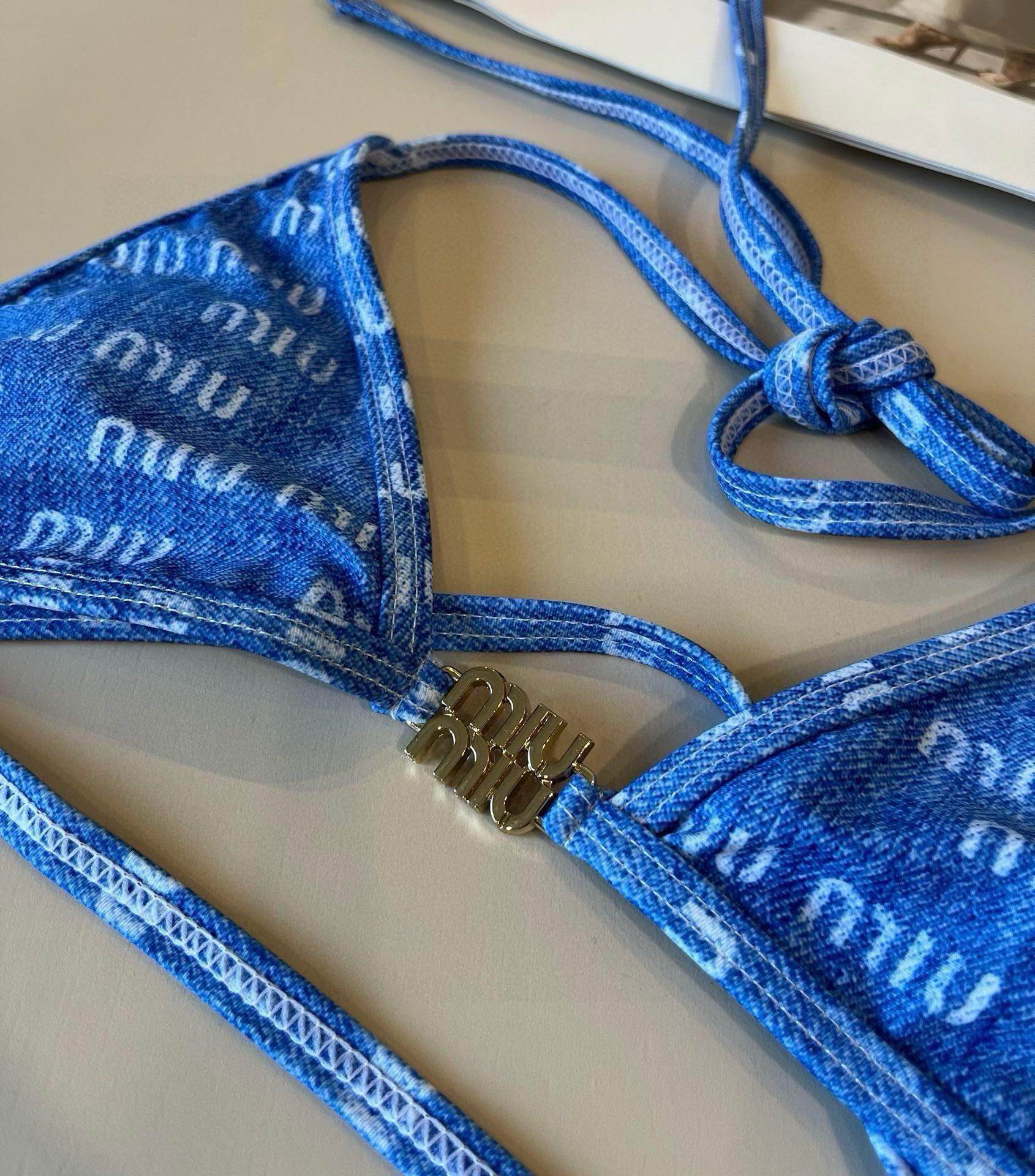 。 
miumiu缪缪新款比基尼😍🥰适合多种场景的游泳衣🏊‍♀️海边 游泳池 温泉 水上乐园 漂流都可以
