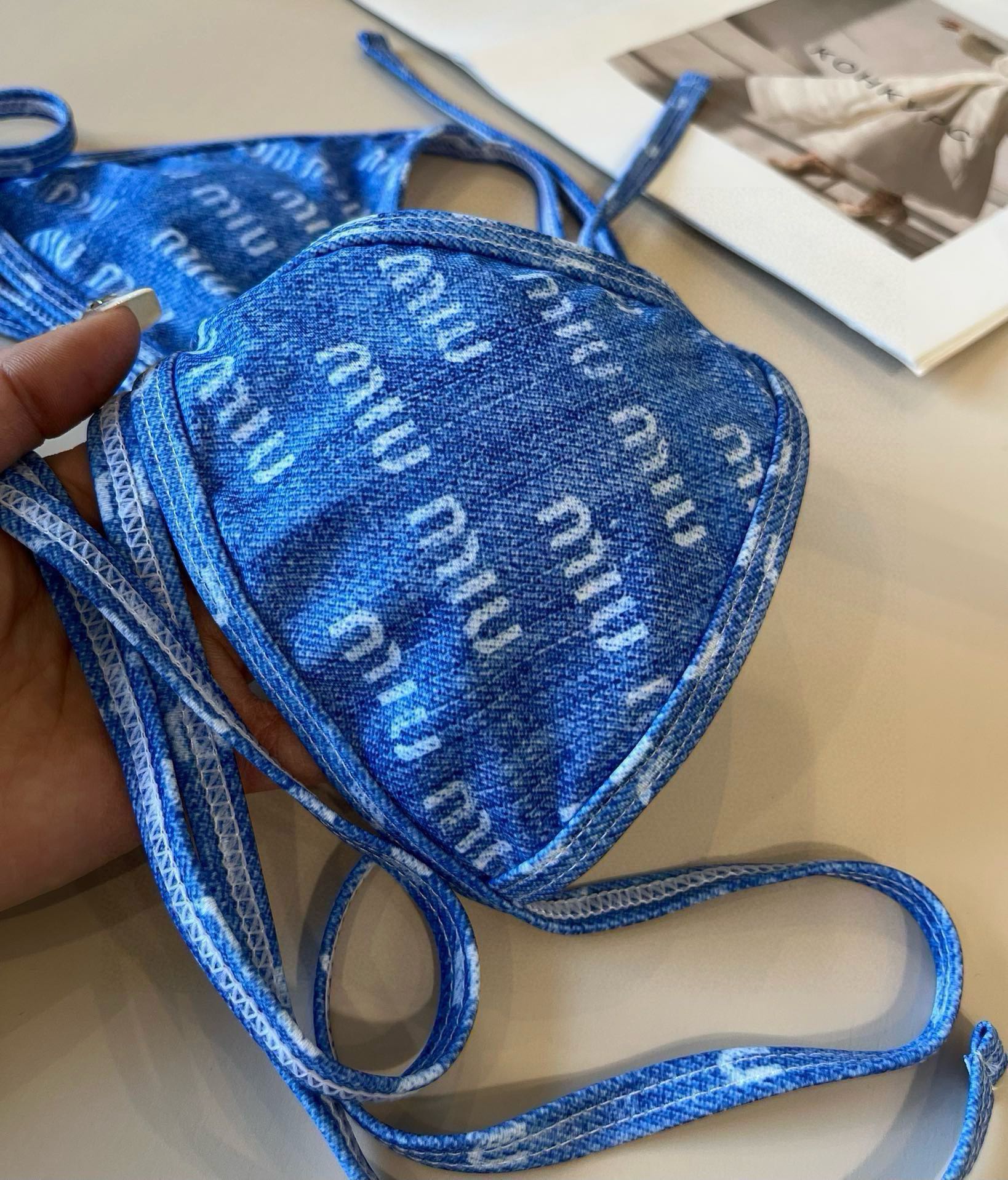 。 
miumiu缪缪新款比基尼😍🥰适合多种场景的游泳衣🏊‍♀️海边 游泳池 温泉 水上乐园 漂流都可以