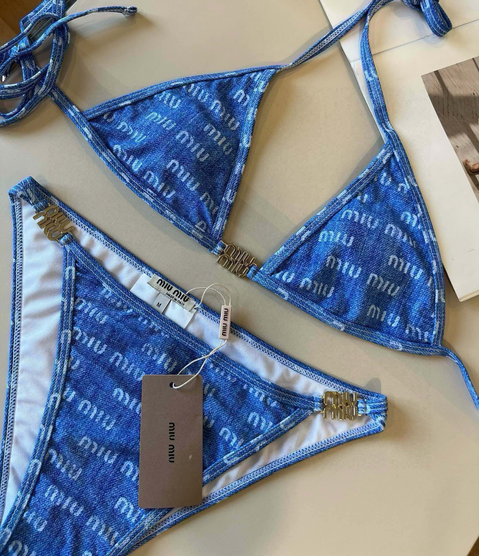 。 
miumiu缪缪新款比基尼😍🥰适合多种场景的游泳衣🏊‍♀️海边 游泳池 温泉 水上乐园 漂流都可以