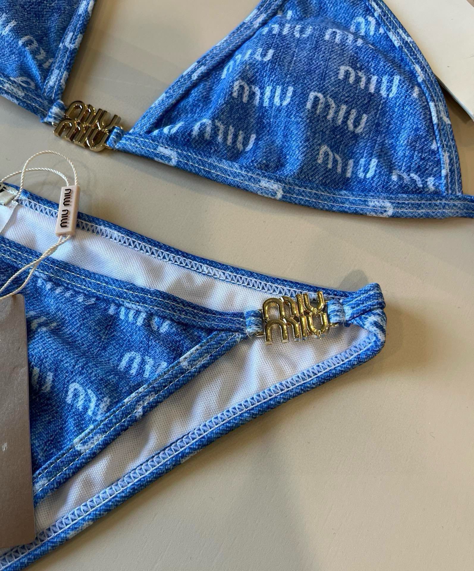 。 
miumiu缪缪新款比基尼😍🥰适合多种场景的游泳衣🏊‍♀️海边 游泳池 温泉 水上乐园 漂流都可以
