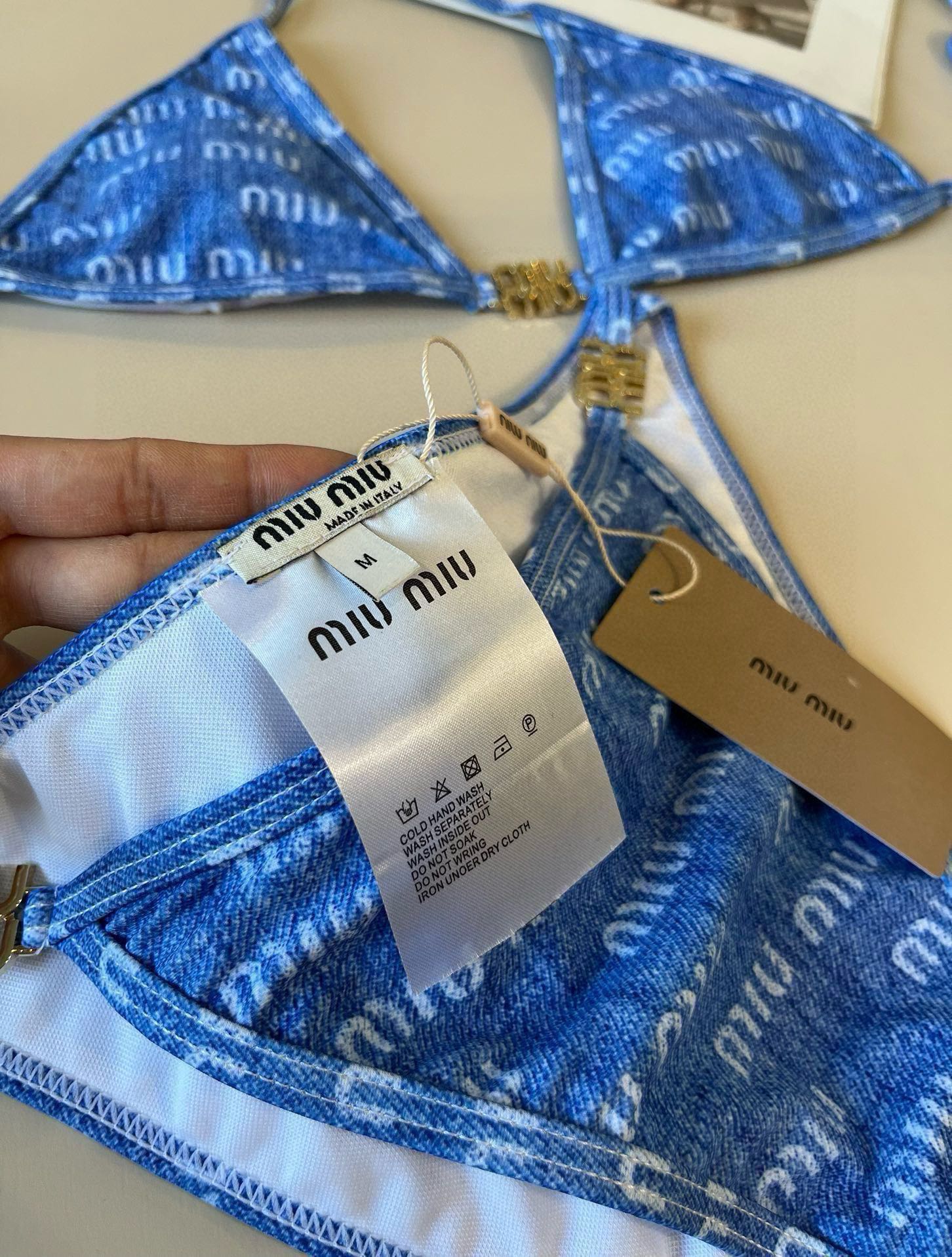 。 
miumiu缪缪新款比基尼😍🥰适合多种场景的游泳衣🏊‍♀️海边 游泳池 温泉 水上乐园 漂流都可以