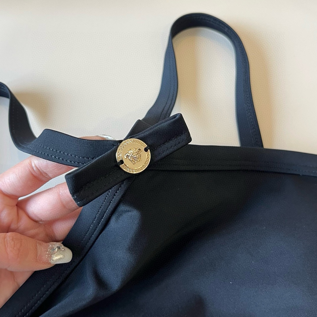 。
范思哲官方新款泳衣比基尼👙，分体比基尼高端定制，S M L XL