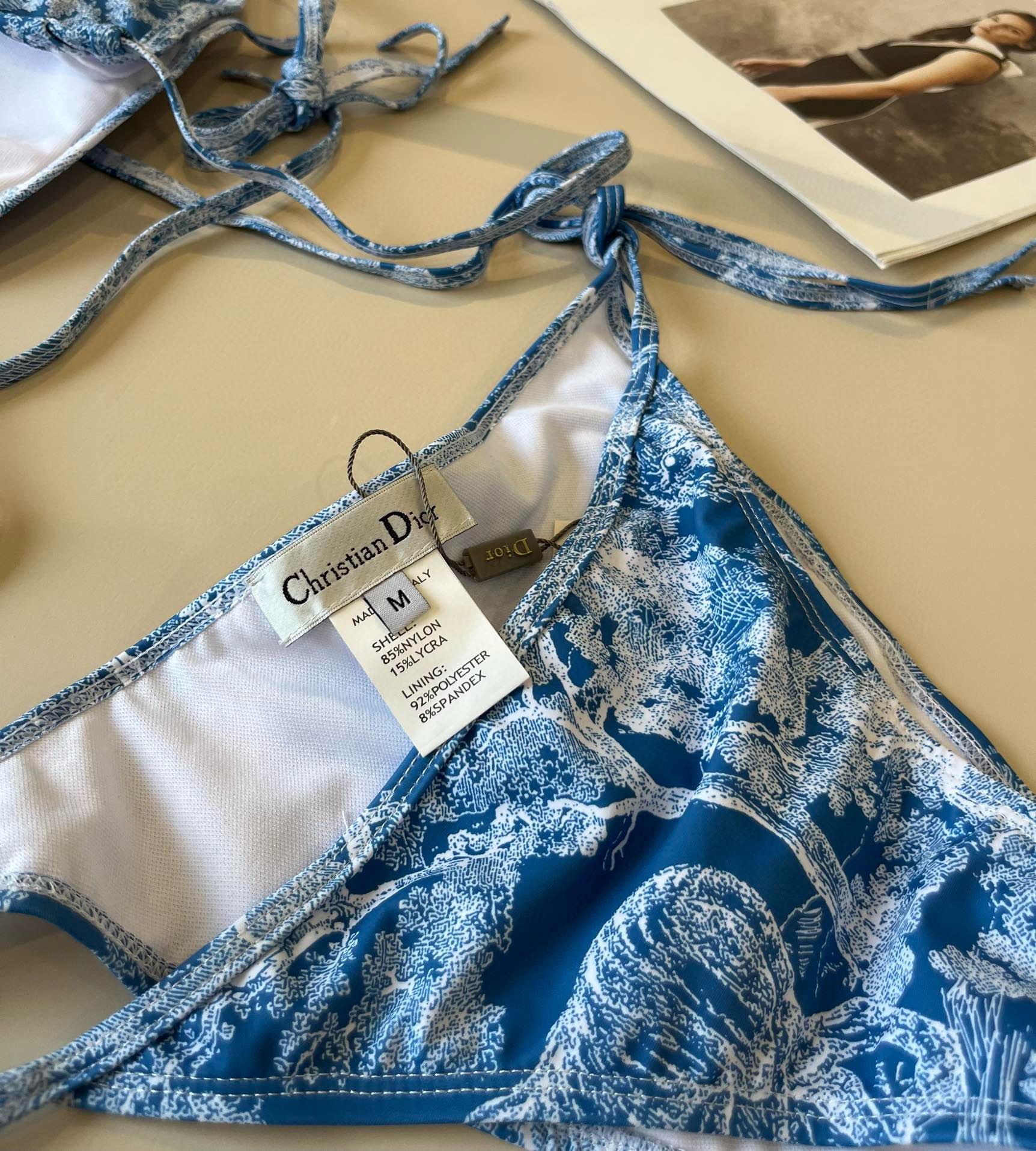 。
Dior迪奥 新款比基尼泳衣👙❤️😍🥰适合多种场景的游泳衣🏊‍♀️海边 游泳池 温泉 水上乐园 漂流