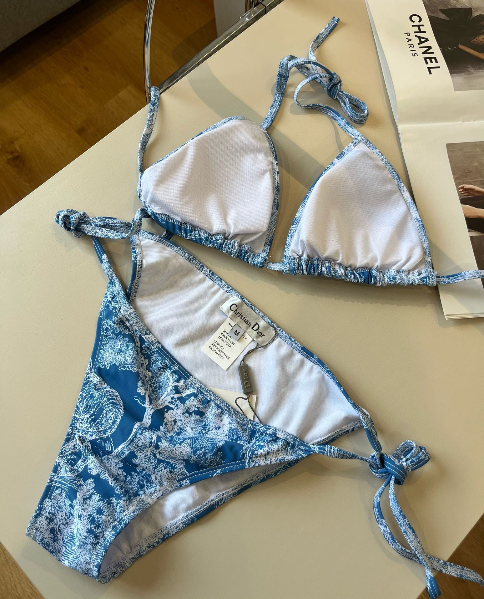 。
Dior迪奥 新款比基尼泳衣👙❤️😍🥰适合多种场景的游泳衣🏊‍♀️海边 游泳池 温泉 水上乐园 漂流