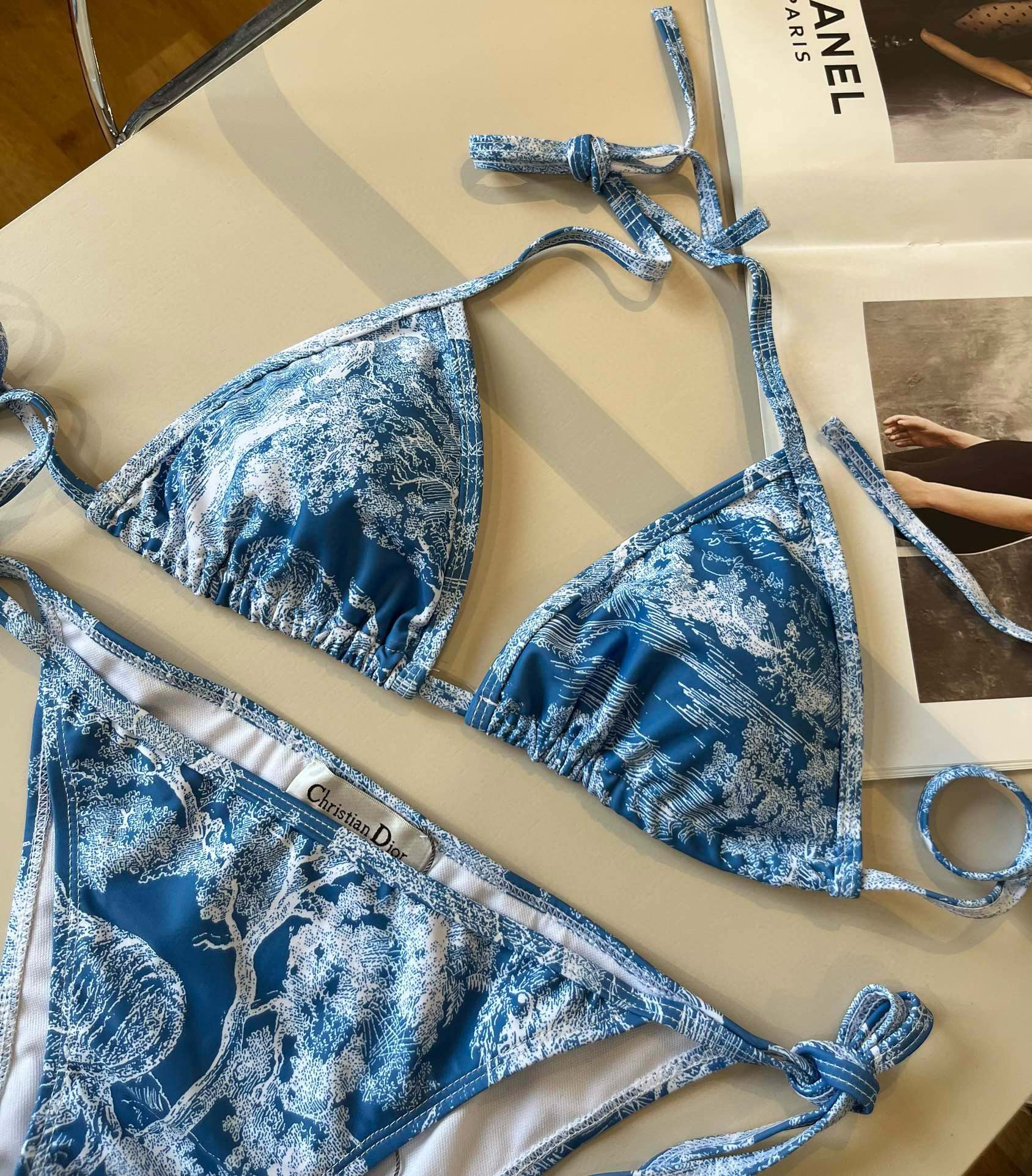 。
Dior迪奥 新款比基尼泳衣👙❤️😍🥰适合多种场景的游泳衣🏊‍♀️海边 游泳池 温泉 水上乐园 漂流