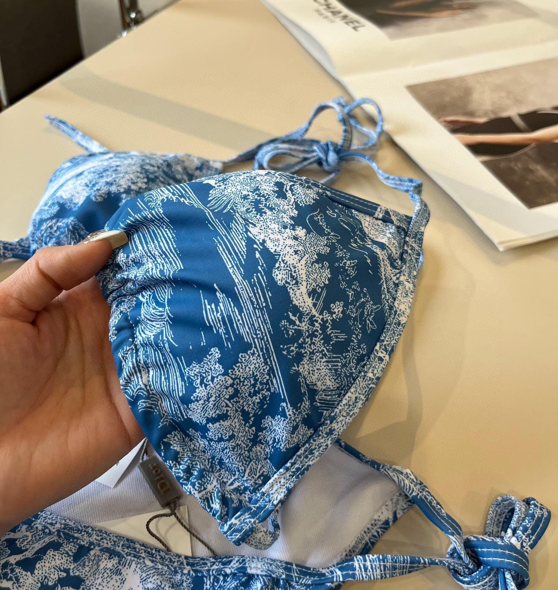 。
Dior迪奥 新款比基尼泳衣👙❤️😍🥰适合多种场景的游泳衣🏊‍♀️海边 游泳池 温泉 水上乐园 漂流