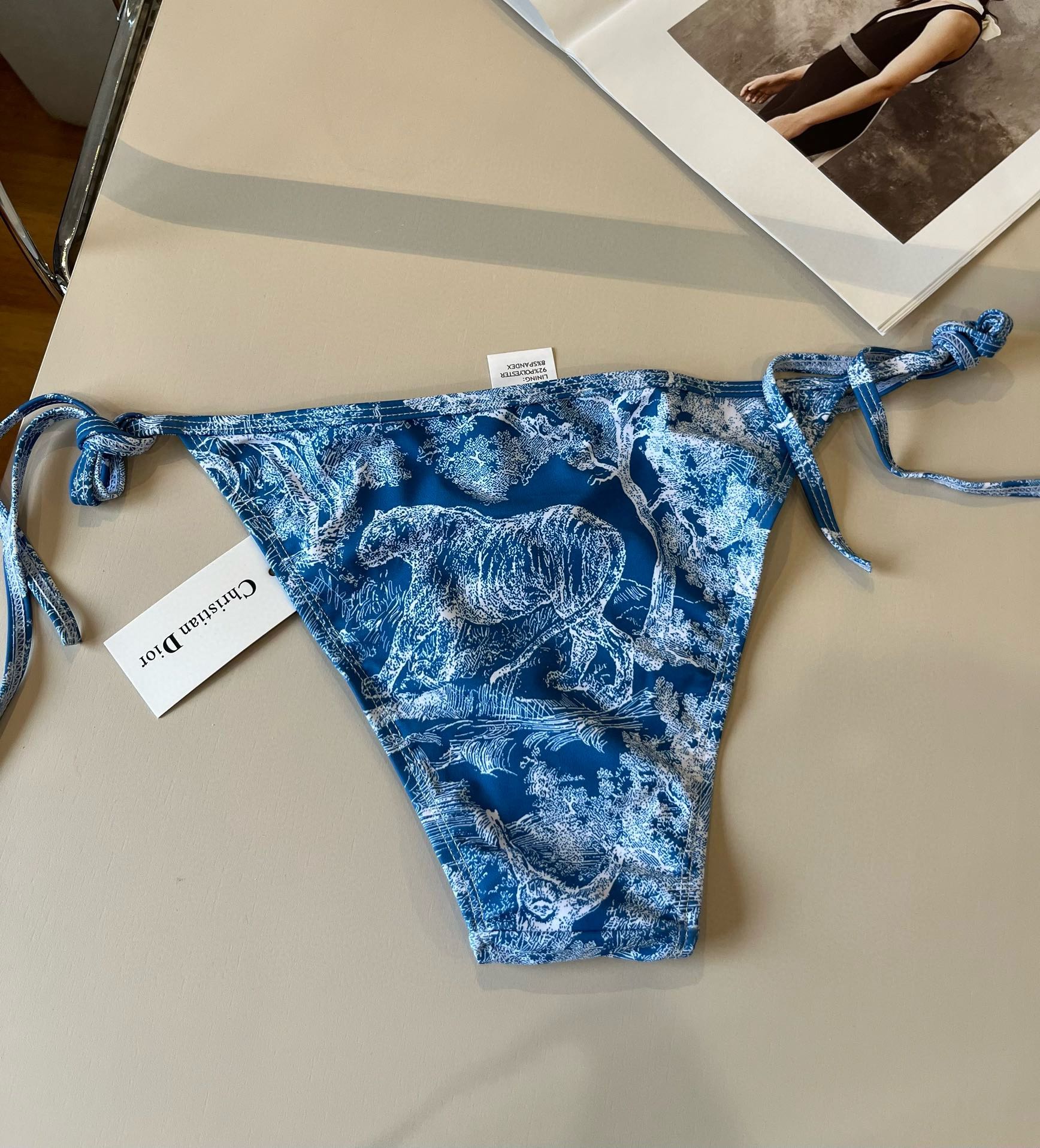 。
Dior迪奥 新款比基尼泳衣👙❤️😍🥰适合多种场景的游泳衣🏊‍♀️海边 游泳池 温泉 水上乐园 漂流