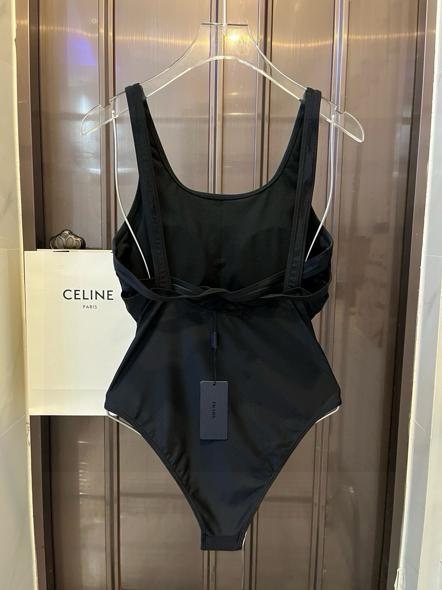 。
PRADA普拉达新款连体泳衣  😍🥰适合多种场景的游泳衣🏊‍♀️海边 游泳池 温泉 水上乐园 漂流都