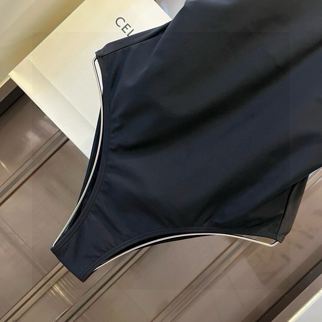 。
PRADA普拉达新款连体泳衣  😍🥰适合多种场景的游泳衣🏊‍♀️海边 游泳池 温泉 水上乐园 漂流都