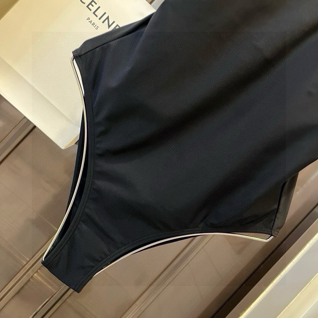 。
PRADA普拉达新款连体泳衣  😍🥰适合多种场景的游泳衣🏊‍♀️海边 游泳池 温泉 水上乐园 漂流都