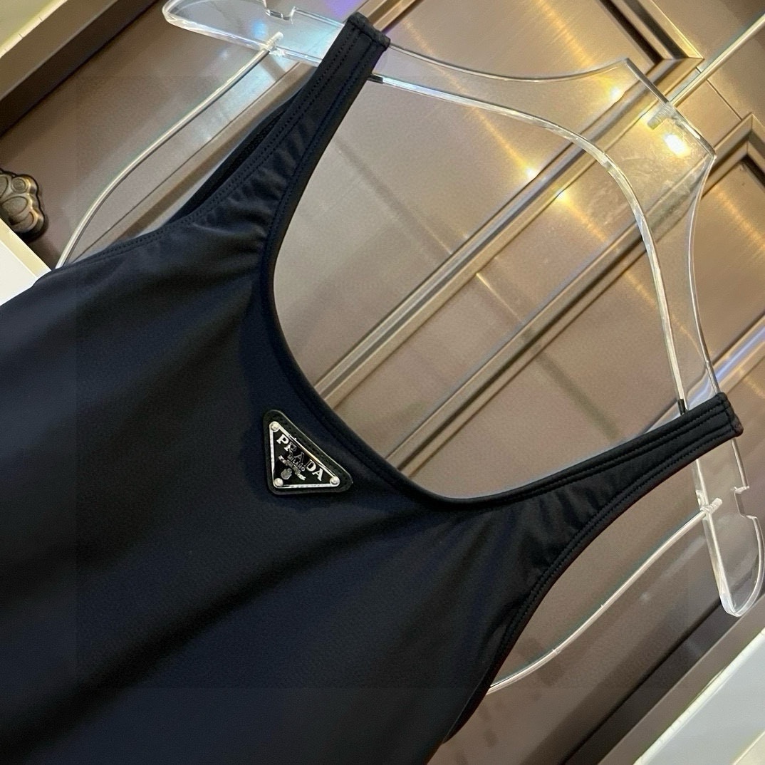 。
PRADA普拉达新款连体泳衣  😍🥰适合多种场景的游泳衣🏊‍♀️海边 游泳池 温泉 水上乐园 漂流都