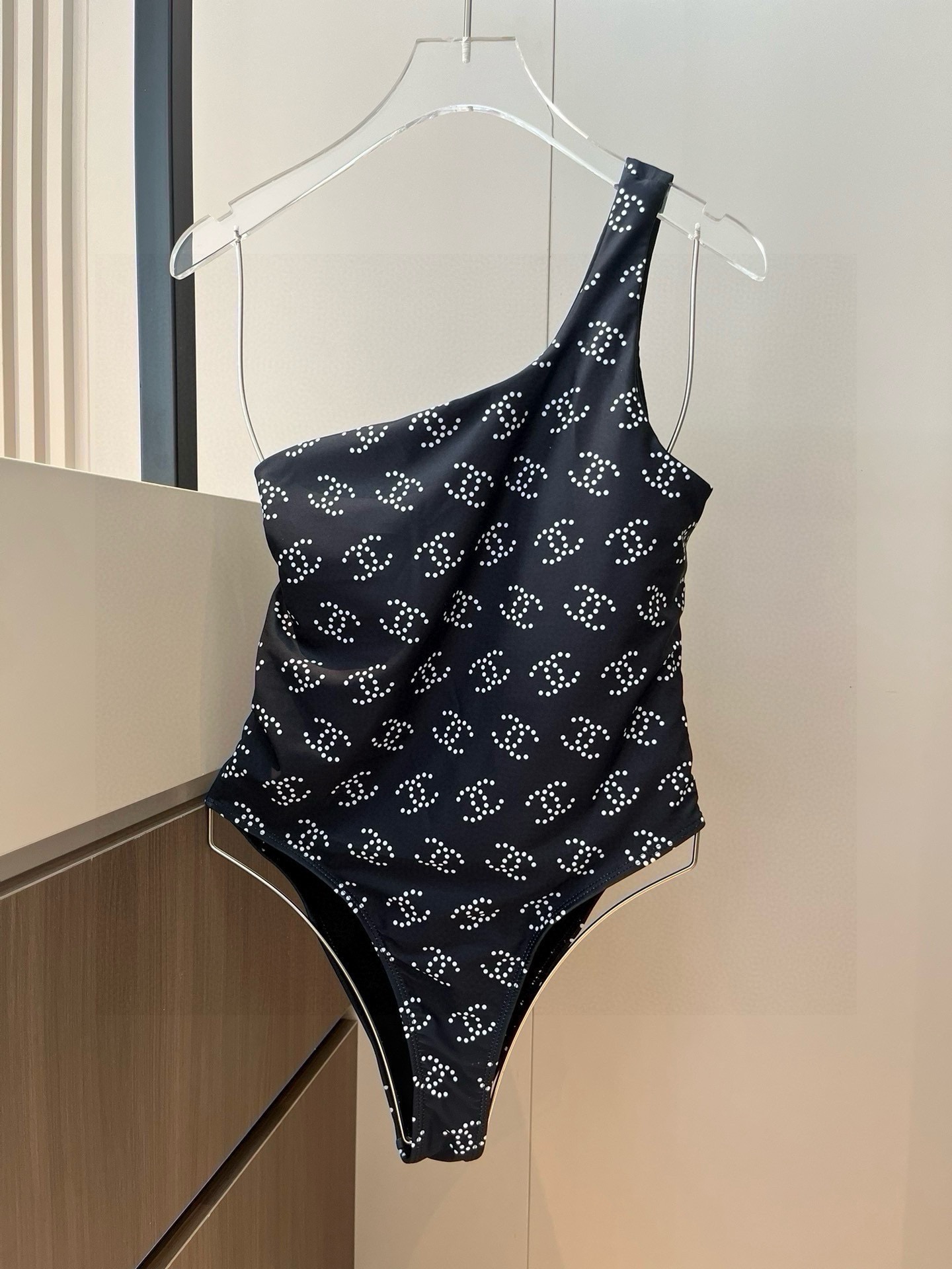 。
Chanel 香奈儿连体泳衣 😍🥰适合多种场景的游泳衣🏊‍♀️海边 游泳池 温泉 水上乐园 漂流都可