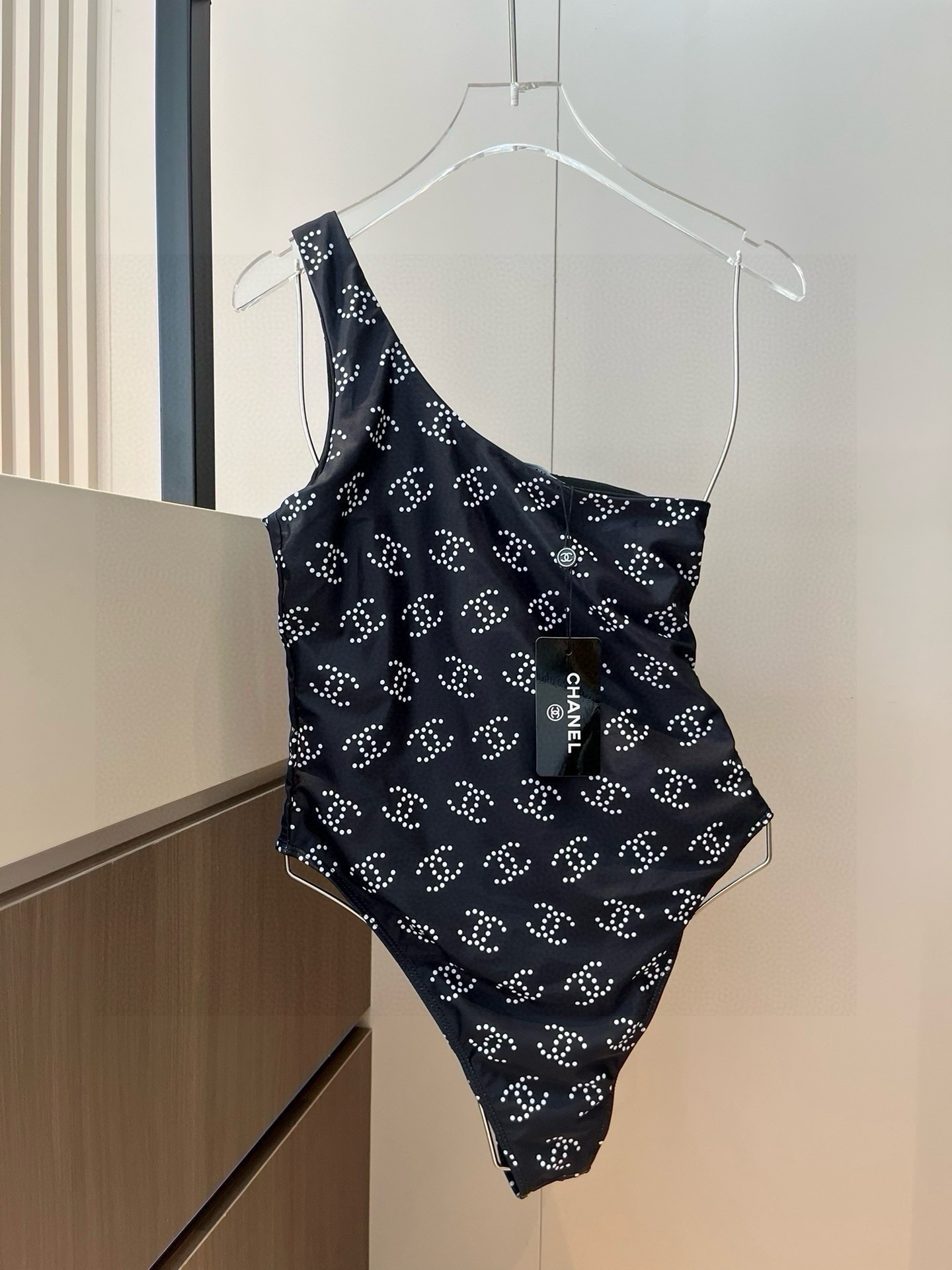 。
Chanel 香奈儿连体泳衣 😍🥰适合多种场景的游泳衣🏊‍♀️海边 游泳池 温泉 水上乐园 漂流都可