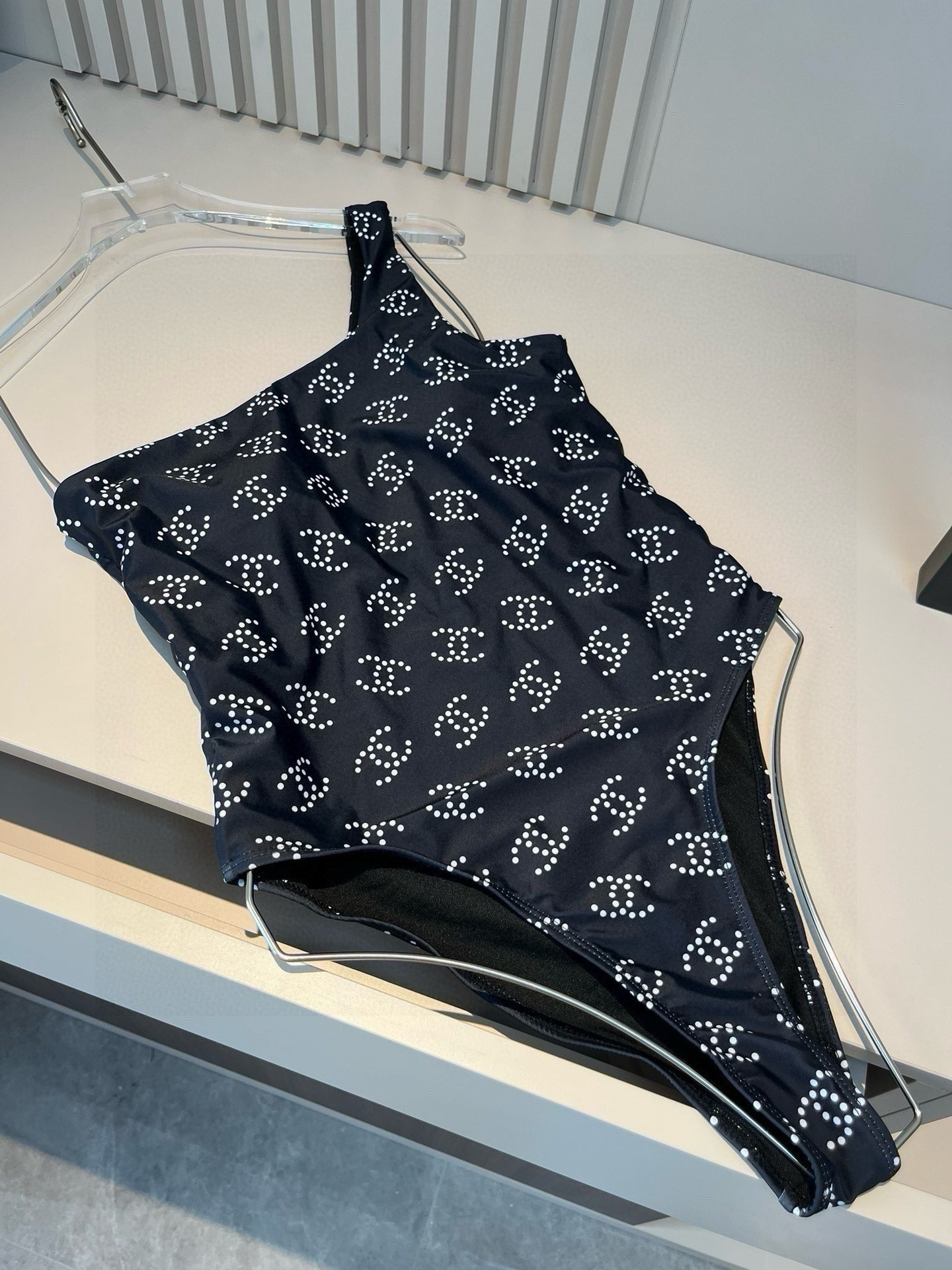 。
Chanel 香奈儿连体泳衣 😍🥰适合多种场景的游泳衣🏊‍♀️海边 游泳池 温泉 水上乐园 漂流都可