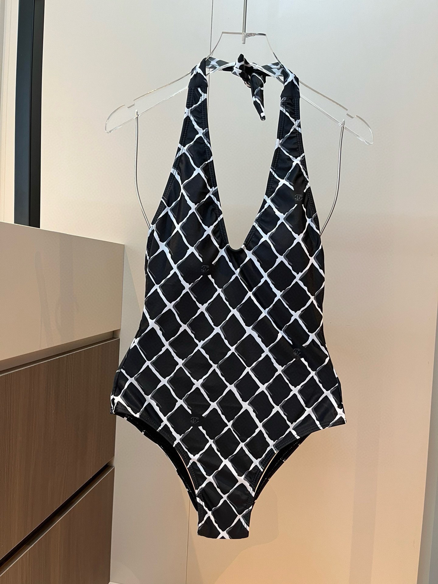 。
Chanel香奈儿新款连体泳衣  😍🥰适合多种场景的游泳衣🏊‍♀️海边 游泳池 温泉 水上乐园 漂流