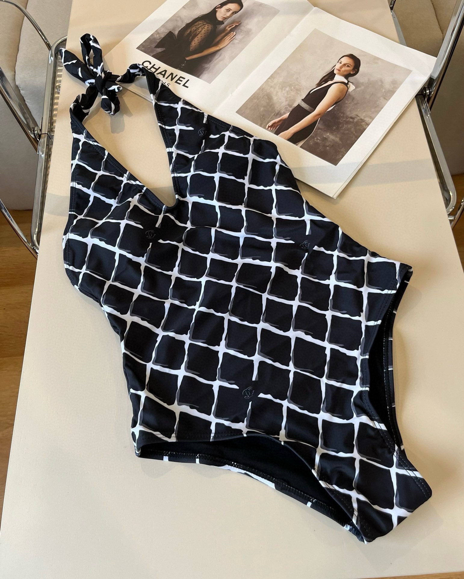 。
Chanel香奈儿新款连体泳衣  😍🥰适合多种场景的游泳衣🏊‍♀️海边 游泳池 温泉 水上乐园 漂流
