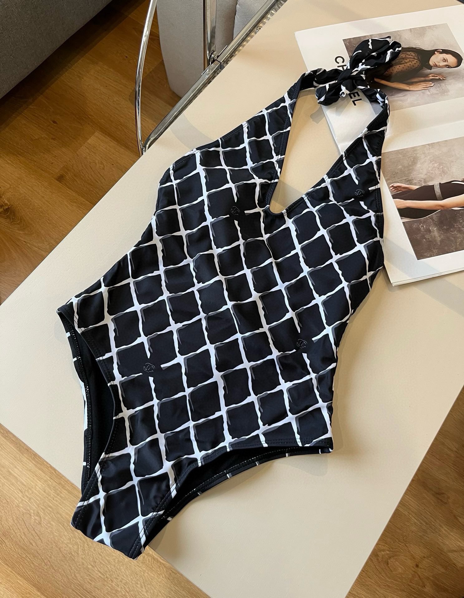 。
Chanel香奈儿新款连体泳衣  😍🥰适合多种场景的游泳衣🏊‍♀️海边 游泳池 温泉 水上乐园 漂流