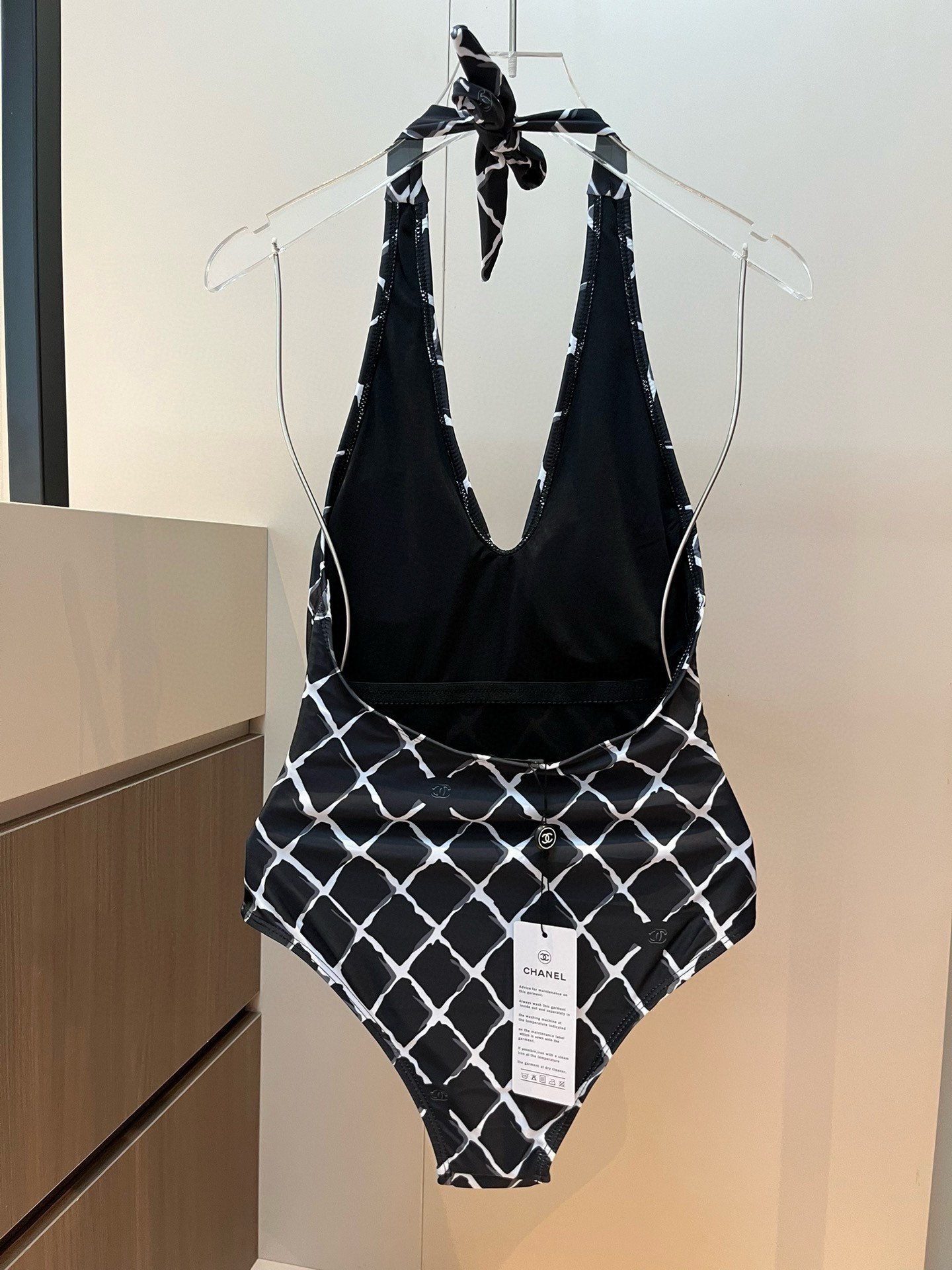 。
Chanel香奈儿新款连体泳衣  😍🥰适合多种场景的游泳衣🏊‍♀️海边 游泳池 温泉 水上乐园 漂流