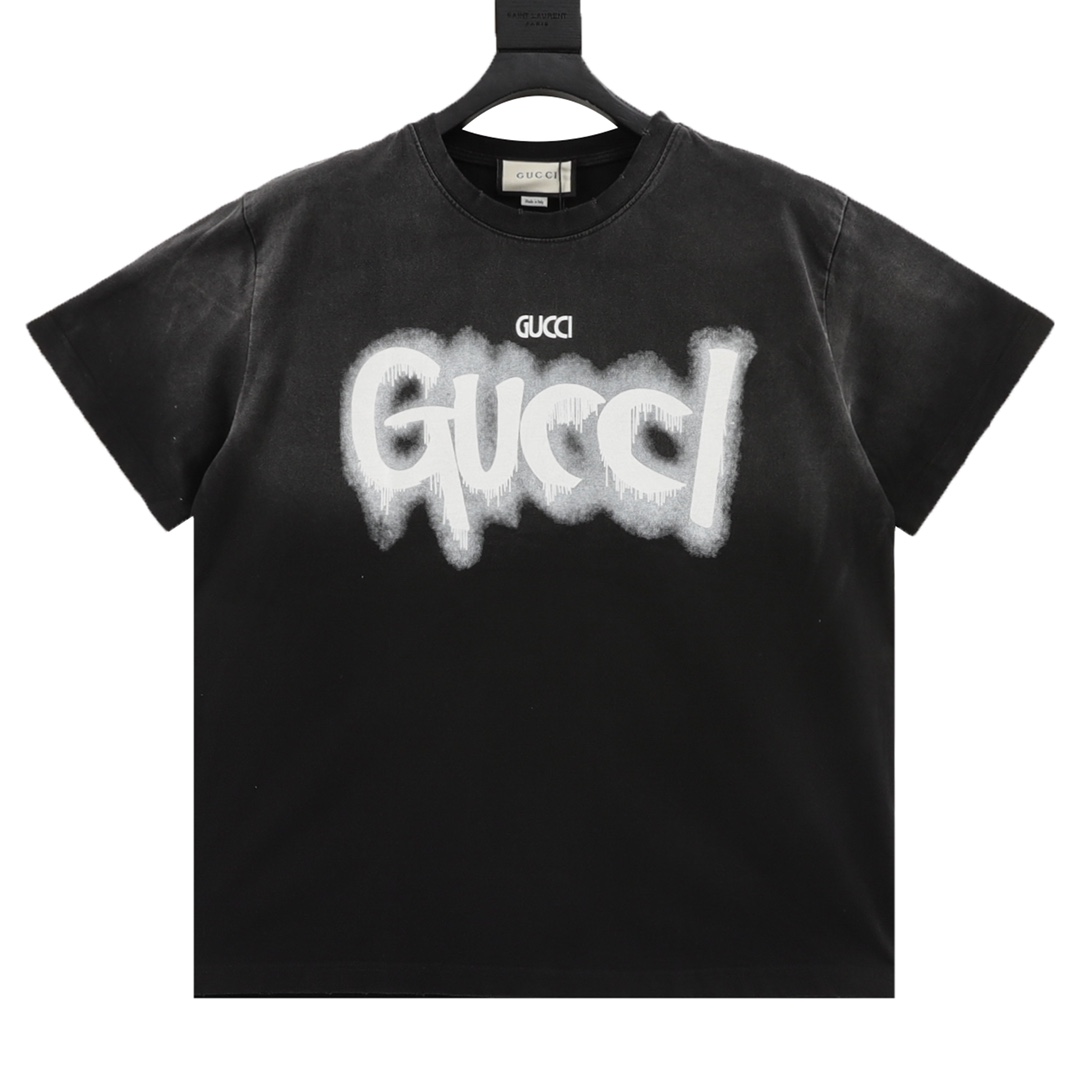 GUCCI/古驰 水洗草写字母印花圆领T恤 定制高克重 针织棉面料精心制作，手感特别的扎实，质感拉满，松软细腻上身舒适，优越的吸湿排汗性能，不闷热！胸前草写logo十分显目，辨识度超高！宽松OS版型裁剪，符合当下的潮流审美，大大地一件包容…
