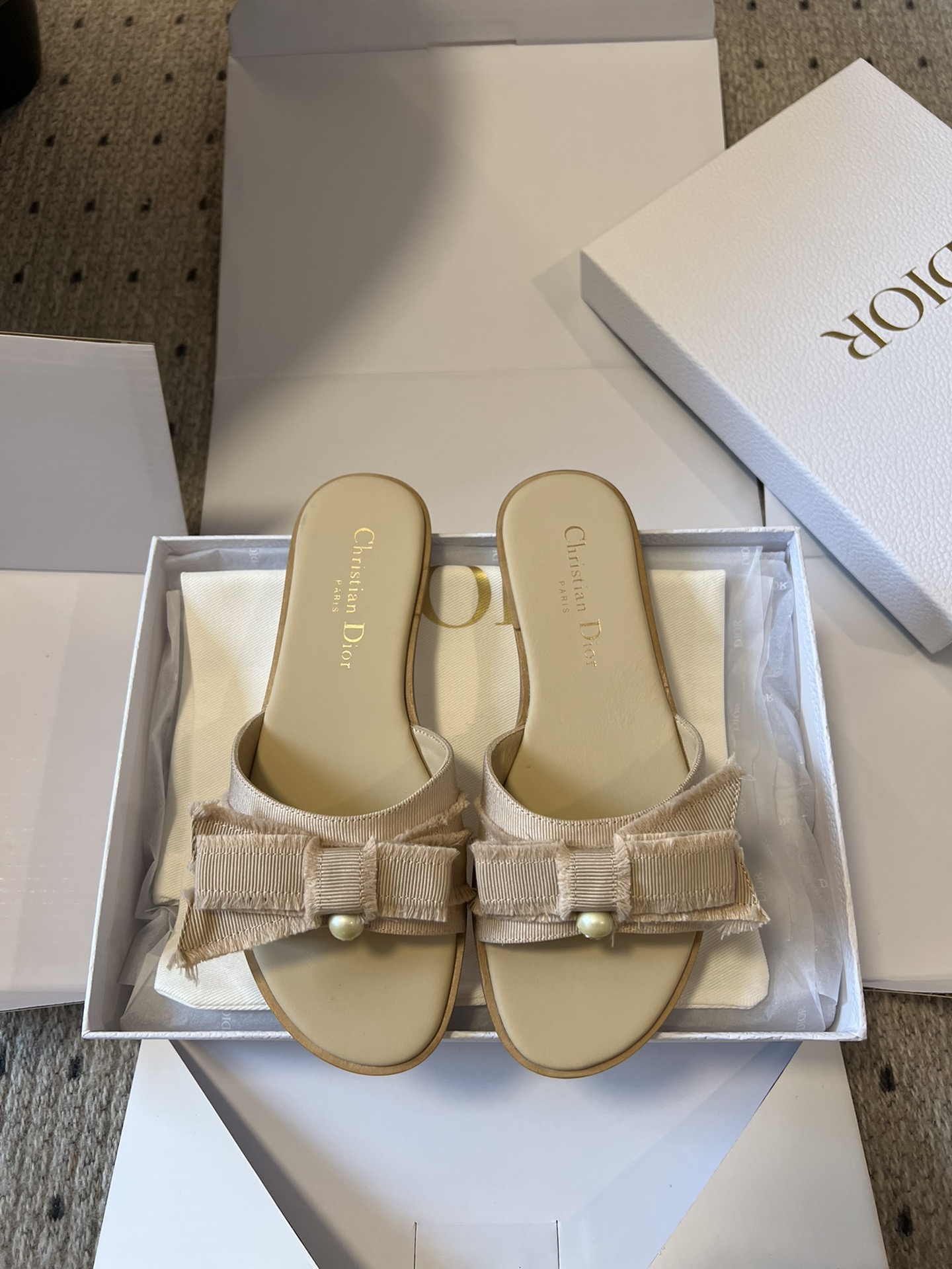 NO:248106,Dio* 25ss CD Home Bow Pearl Flat Slippers New Dior planted by Han Suxi is super beautiful. The bow is asymmetrical left and right. It looks amazing. The gentle appearance is CD. ADIORABLE high heels. The black tassel grosgrain upper shows the fashion style. J embellished with white beads and bows to add elegant temperament to the modern look. Sheepskin cowhide. Size 35-42. Slippers, dior, dior, high heels, slippers, cowhide, sheepskin19860909Dio* 25ss CD家蝴蝶结珍珠 平底拖鞋 被韩素汐种草的新款dior超级好看 蝴蝶结左右不对称 好看的不得了 温柔的样子 cd倾情呈献 ADIORABLE高跟鞋 黑色流苏罗缎鞋面尽显时尚格调 J点缀以白色珠饰及蝴蝶结 为摩登造型增添高雅气质 羊皮里 牛皮底 size 35-42,拖鞋,dior,dior,high heels,slippers,cowhide,sheepskin,Women's Shoes