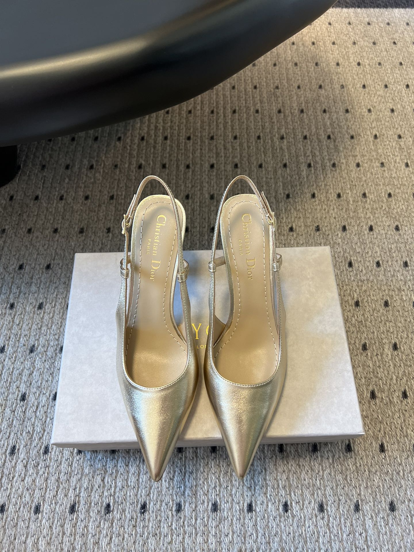 NO:248131,Purchase grade Dio* Dior 25ss Show new Tribales series cat heel pointed toe single shoes women's shoes CD star same style fashionable pointed toe pearl alphabet logo hardware buckle high heels shoes top high-end version on the market Material: Original custom imported beef patent leather upper   water dyed sheepskin inner footbed   original molded pearl hardware buckle   Italian genuine leather outsole Heel height: 7.5CM Size35-40 (40 custom made no return or exchange), high heels single shoes, balenciaga, dior, dior, high heels, sheepskin, Leather soles19860909代购级 Dio* 迪奥 25ss 走秀新款Tribales系列猫跟尖头单鞋女鞋 CD明星同款时尚尖头珍珠字母logo五金扣高跟单鞋 市面顶级高端版本 材质:原版定制进口牛漆皮鞋面 水染羊皮内里垫脚 原版开模珍珠五金扣 意大利真皮大底 跟高:7.5CM Size35-40（40 订做不退换）,高跟鞋单鞋,balenciaga,dior,dior,high heels,sheepskin,Leather soles,Women's Shoes