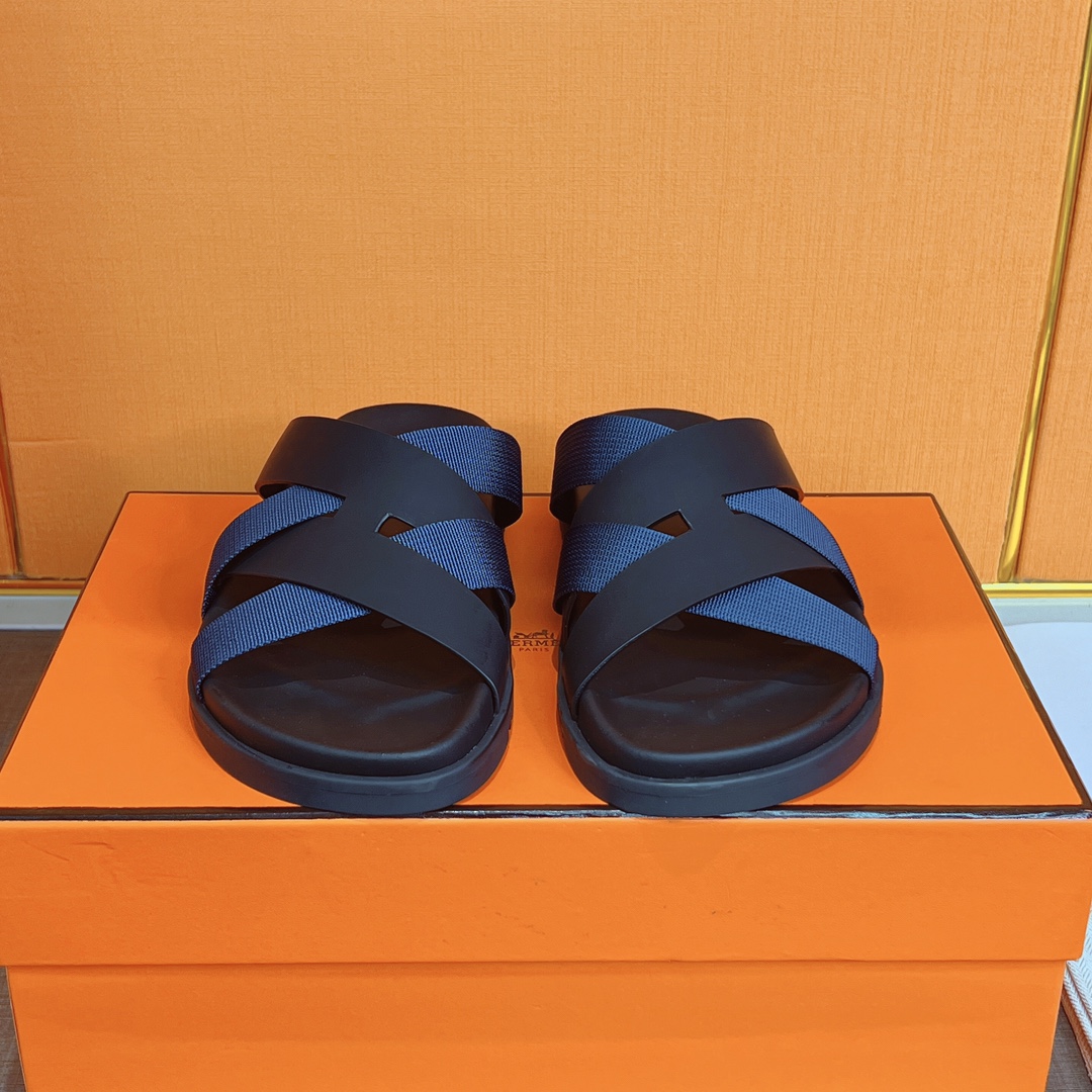 NO:407724,'Exclusive Top Version' H Jia Ai*Mus 2025 vs Spring and Summer Classic Shoe Series... [Collection Flat Sole Second Uncle Tow] The latest suede/new color system, all materials of the entire shoe are customized according to the original version!  Focus on quality, the highest version on the market, the hottest model this year!  High-end and versatile... Upper: Original custom cowhide pattern Inner: Original custom sheepskin Outsole: Original open mold rubber sole Root high flat sole Packaging: Original full set of packaging Size: 35-44 (45.46 customization without return and exchange) Color: Slippers, slippers, cowhide, sheepskin19860909《独家顶级版本》 H家爱*马仕2025vs春夏经典爆款单鞋系列……【休闲平底二舅拖】 最新出的绒面/新色系,整个鞋的所有材质都根据原版定制！注重品质,市面最高版本,今年最火爆的款！高档百搭…… 鞋面:原版定制牛皮图案 内里:原版定制羊皮 大底:原版开模橡胶大底 根高平底 包装:原版全套包装 码数:35-44（45.46定制不退换） 颜色:官网同步更新,拖鞋,slippers,cowhide,sheepskin,Women's Shoes