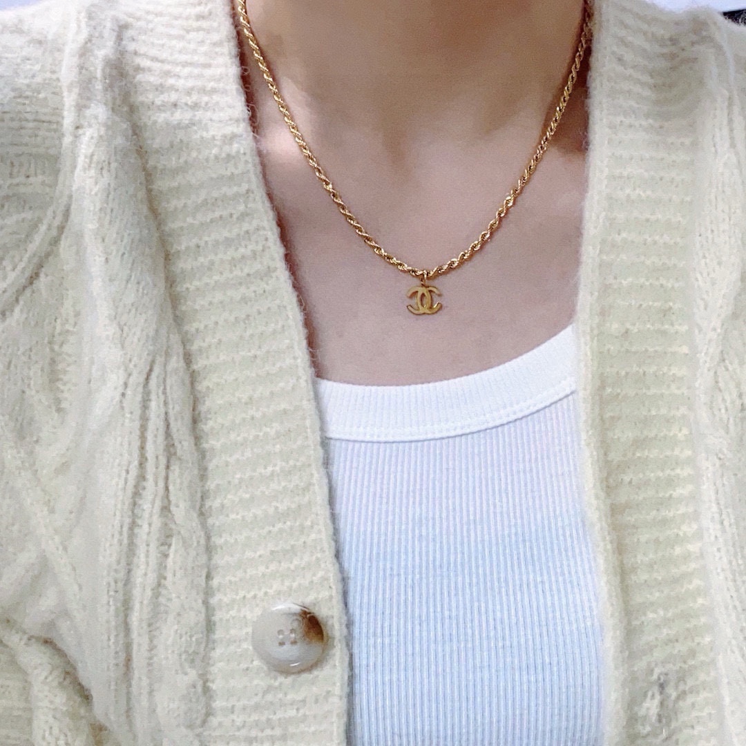 NO:111288,Chanel Chanel's latest necklace is very personalized, and the versatile style is very special. The overall details are very surprising and the design is full of sense. It not only brings personal confidence and taste, but also elegant and fashionable style, highlighting the elegant French atmosphere. With meticulous details, it makes it more attractive to wear. Elegant jewelry, chanel, chanel, necklace19860909香奈儿Chanel最新款项链超个性,百搭款特别特别赞,整体细节非常令人惊喜,设计感十足,不仅带出个人自信及品味,款式典雅而时尚,突显法式高雅气息,加上一丝不苟的细节,使得佩戴起来更具吸引力,饰品精品,chanel,chanel,necklace,Jewelry