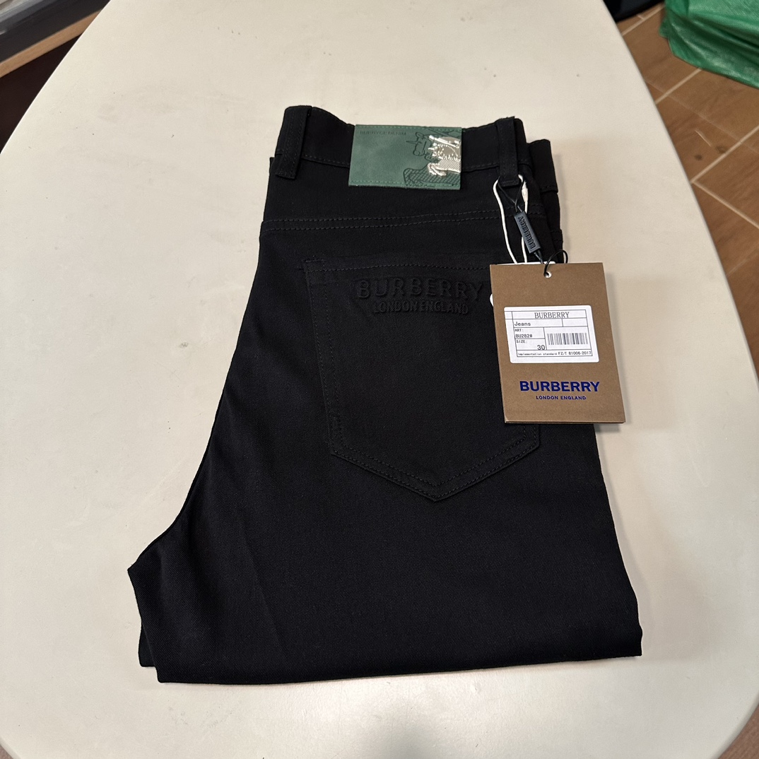 NO:139470,BBR Burberry exclusively offers new jeans, high-end version!  Customized fabrics for counters are breathable and comfortable, with impeccable details, and the brand element design concept reflects high quality. The feel is delicate and soft!  It is casually cut, with a great upper body style!  29-40, burberry, jeans, alexander wang19860909BBR 巴宝莉独家专供新款 牛仔裤,高端版本！专柜定制面料 透气舒适度高,细节无可挑剔,品牌元素设计理念,体现高品质.手感细腻柔软！呈现休闲裁剪,上身版型超赞！ 码数29-40,,burberry,jeans,alexander wang,Men's clothing