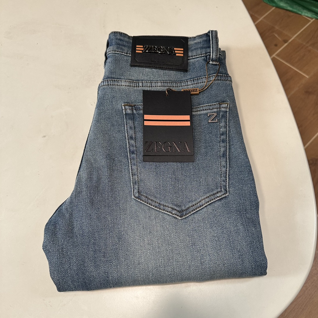 NO:139458,ZZ Jenia exclusively offers new jeans, high-end version!  Customized fabrics for counters are breathable and comfortable, with impeccable details, and the brand element design concept reflects high quality. The feel is delicate and soft!  It is casually cut, with a great upper body style!  29-40 yards, zegna, jeans, alexander wang19860909ZZ 杰尼亚独家专供新款 牛仔裤,高端版本！专柜定制面料 透气舒适度高,细节无可挑剔,品牌元素设计理念,体现高品质.手感细腻柔软！呈现休闲裁剪,上身版型超赞！ 码数29-40,,zegna,jeans,alexander wang,Men's clothing